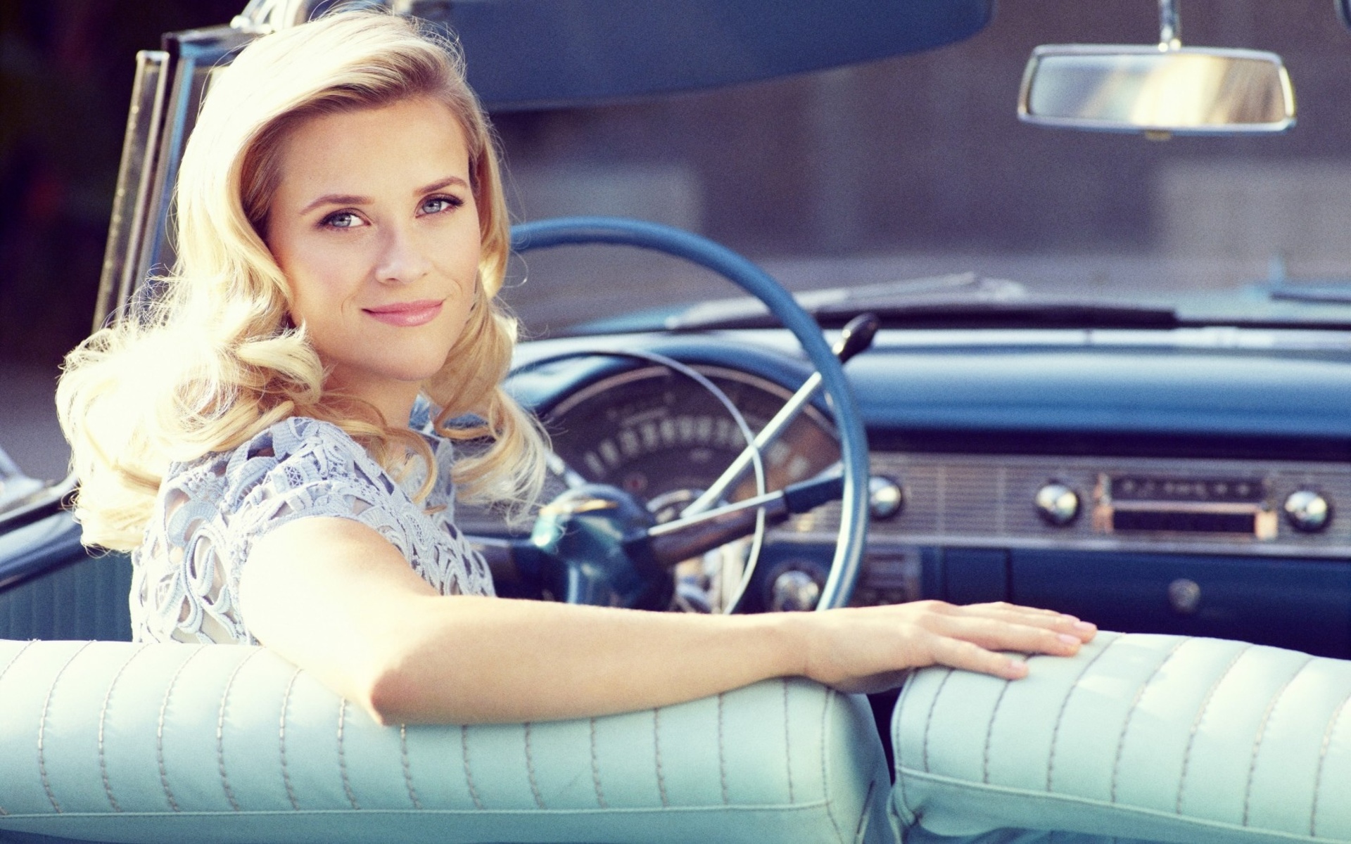 Reese Witherspoon in a vintage car HD Wallpaper