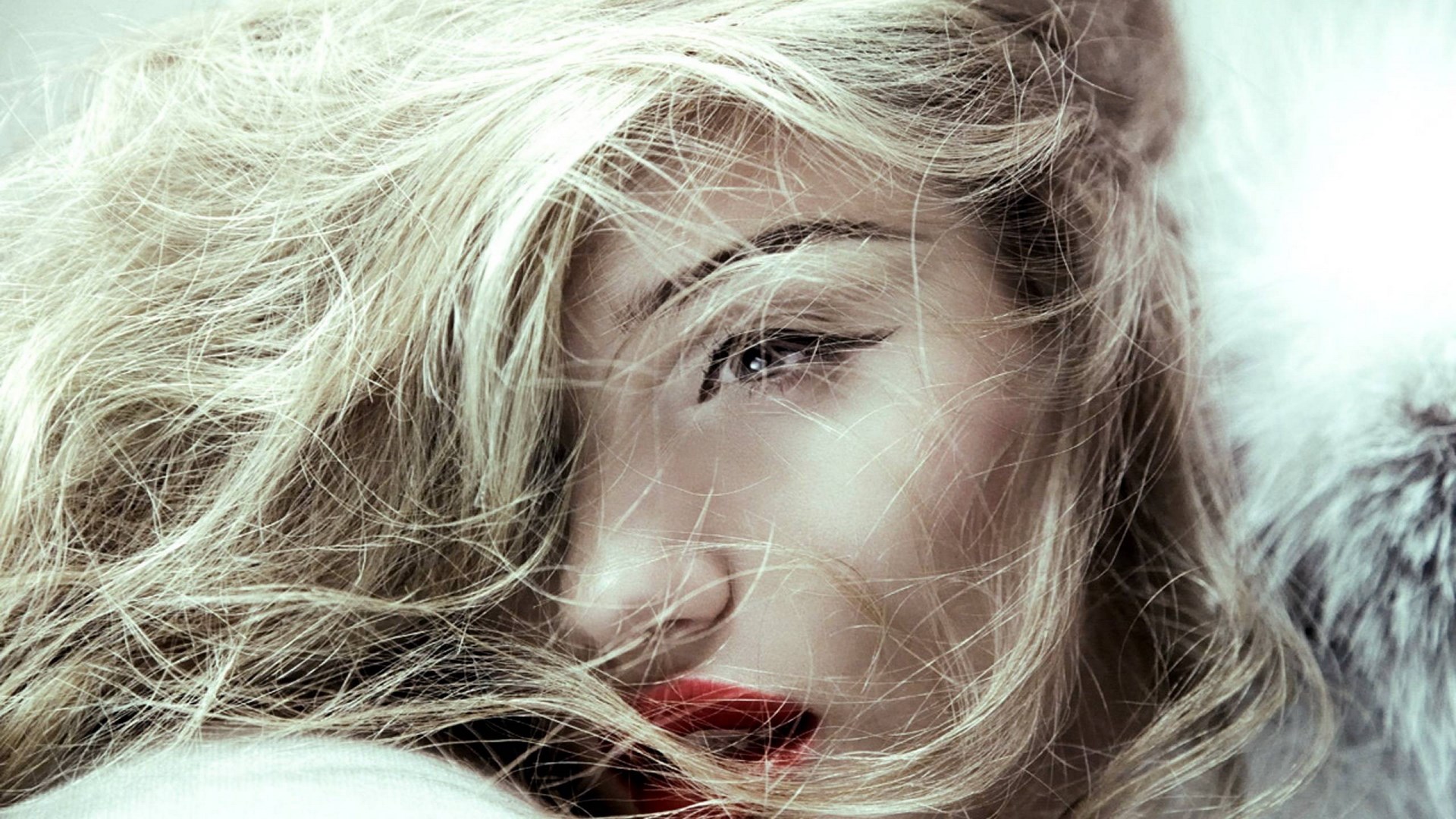 Woman with blonde hair and red lipstick HD Wallpaper