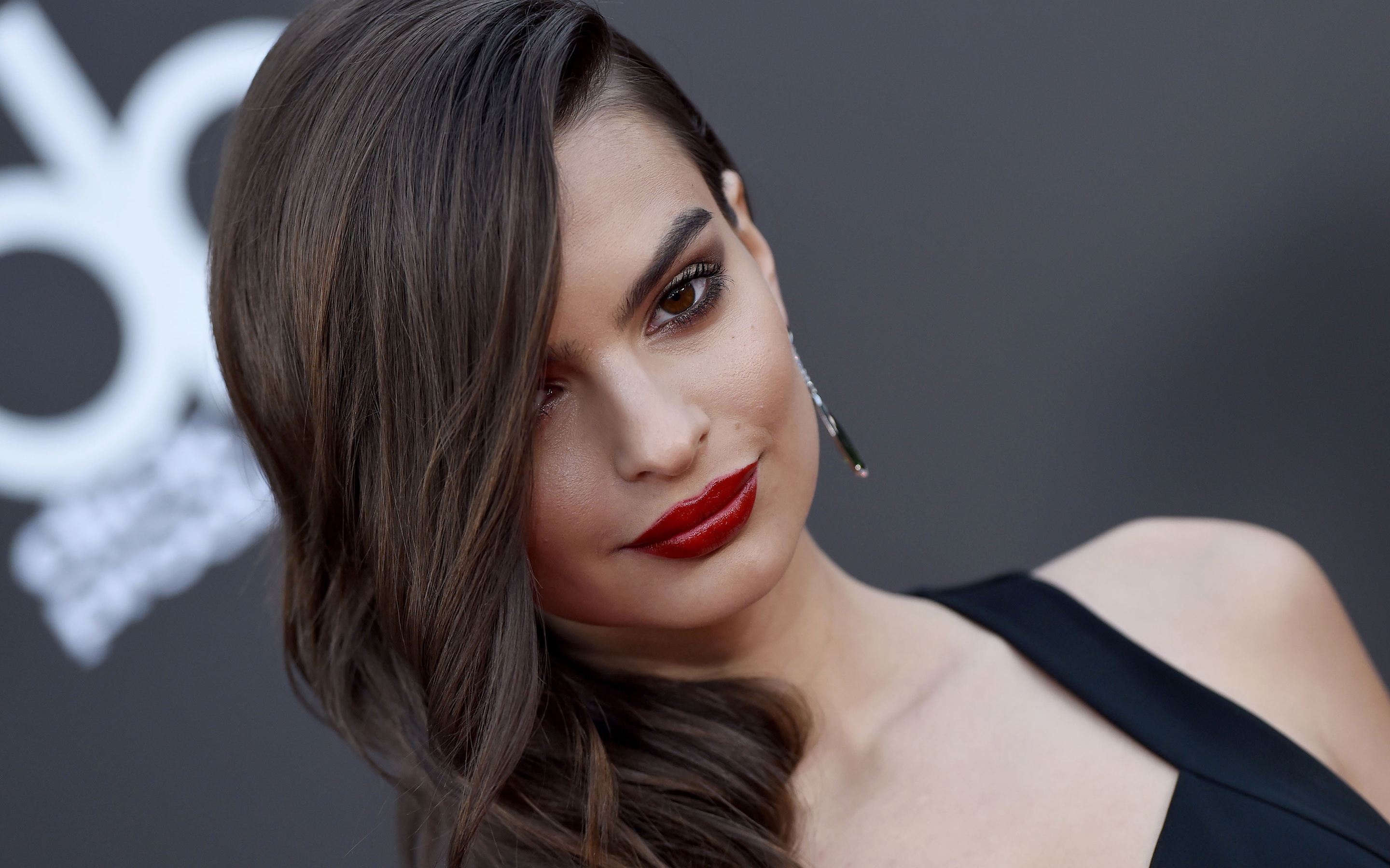 Emily Ratajkowski HD Wallpaper