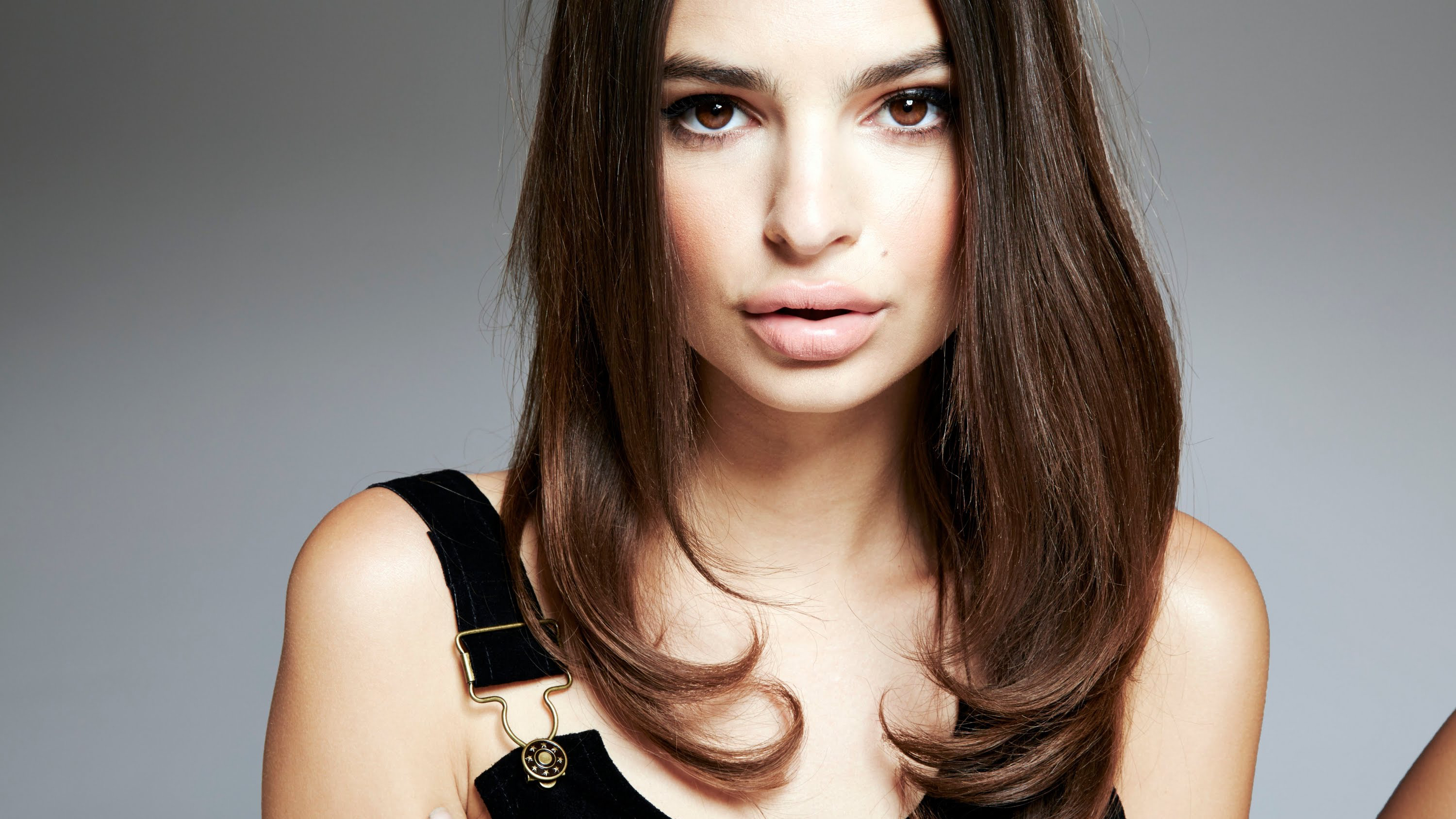 Emily Ratajkowski HD Wallpaper