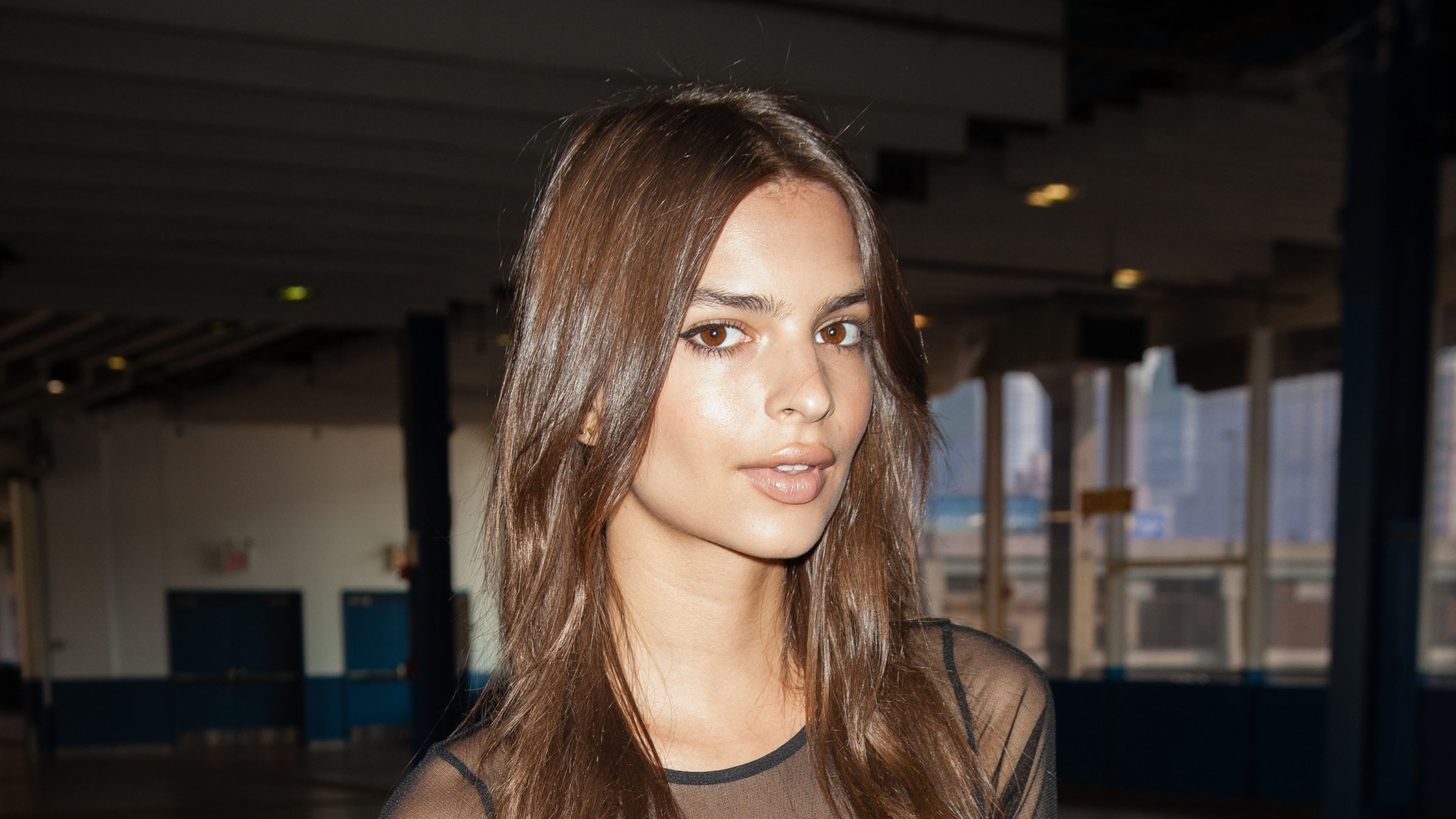 Emily Ratajkowski HD Wallpaper