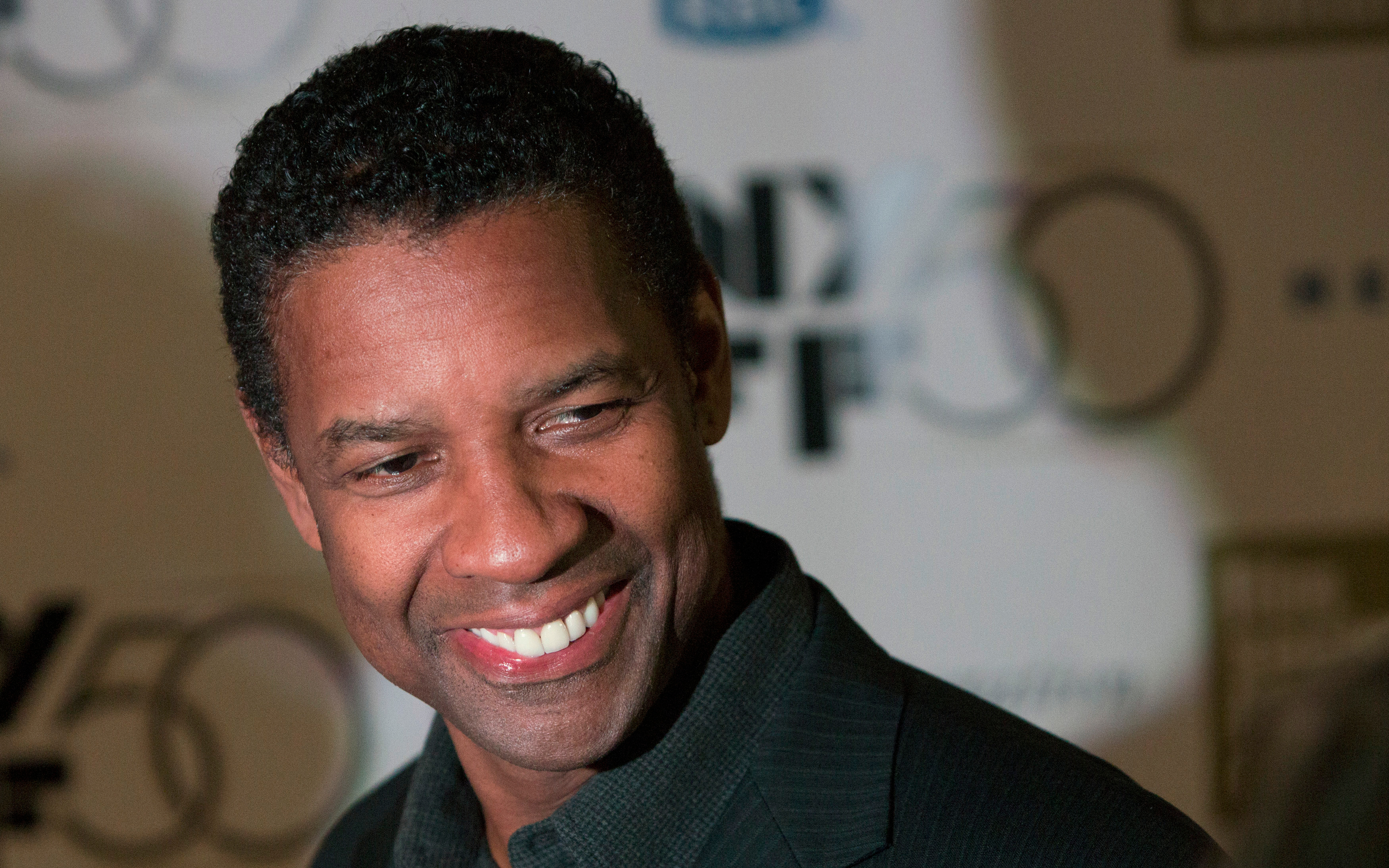 Denzel Washington smiling HD Wallpaper