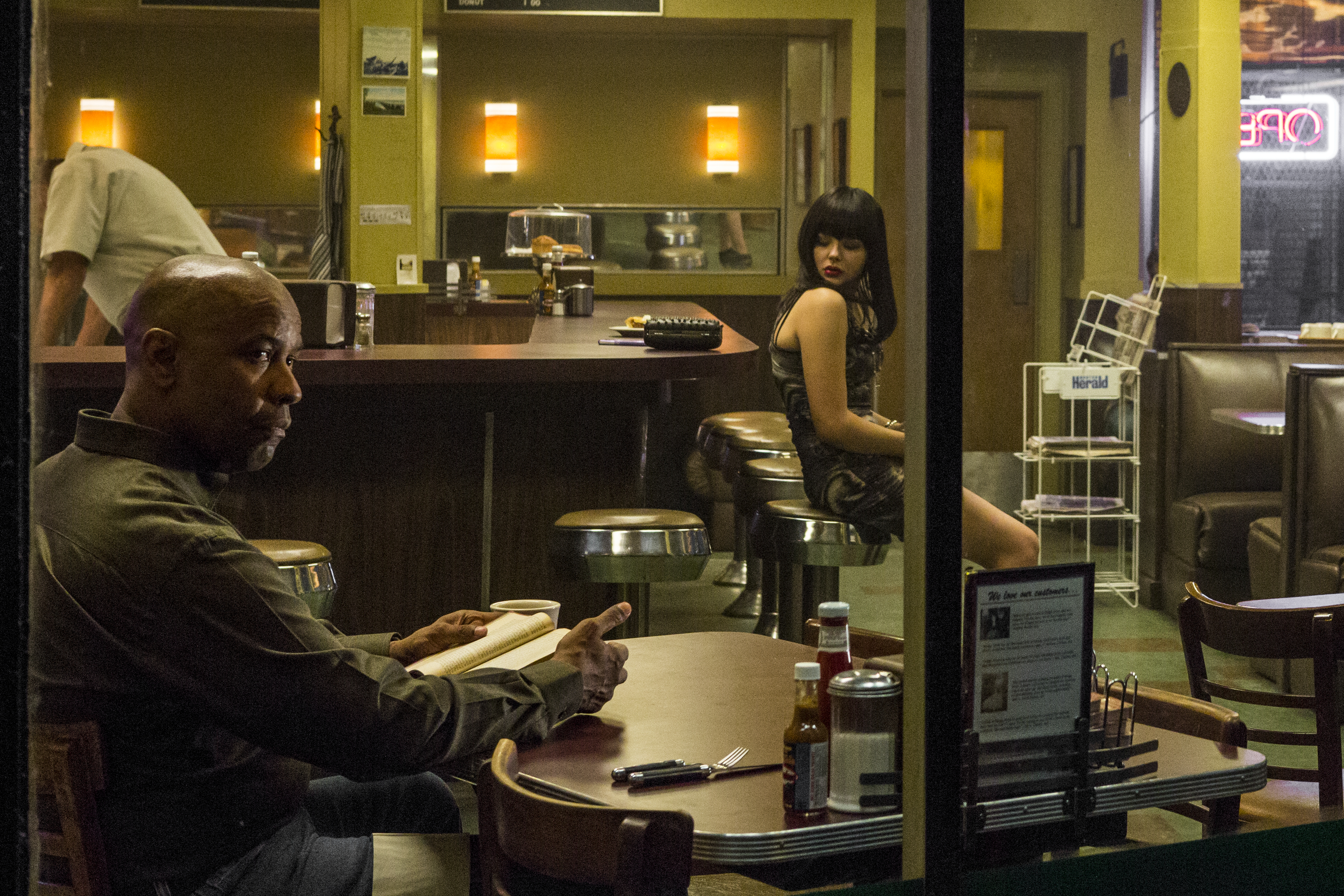 Denzel Washington in a diner HD Wallpaper