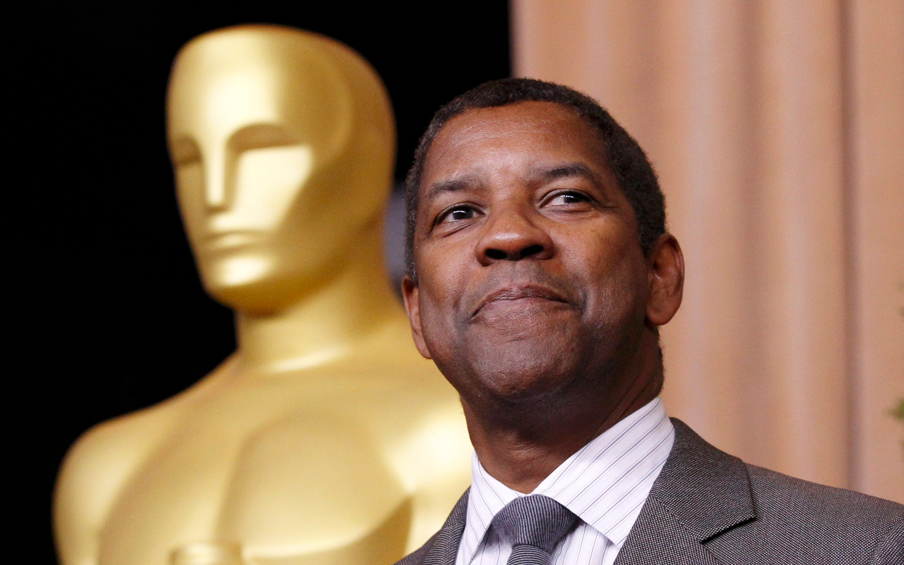 Denzel Washington and Oscar statue HD Wallpaper