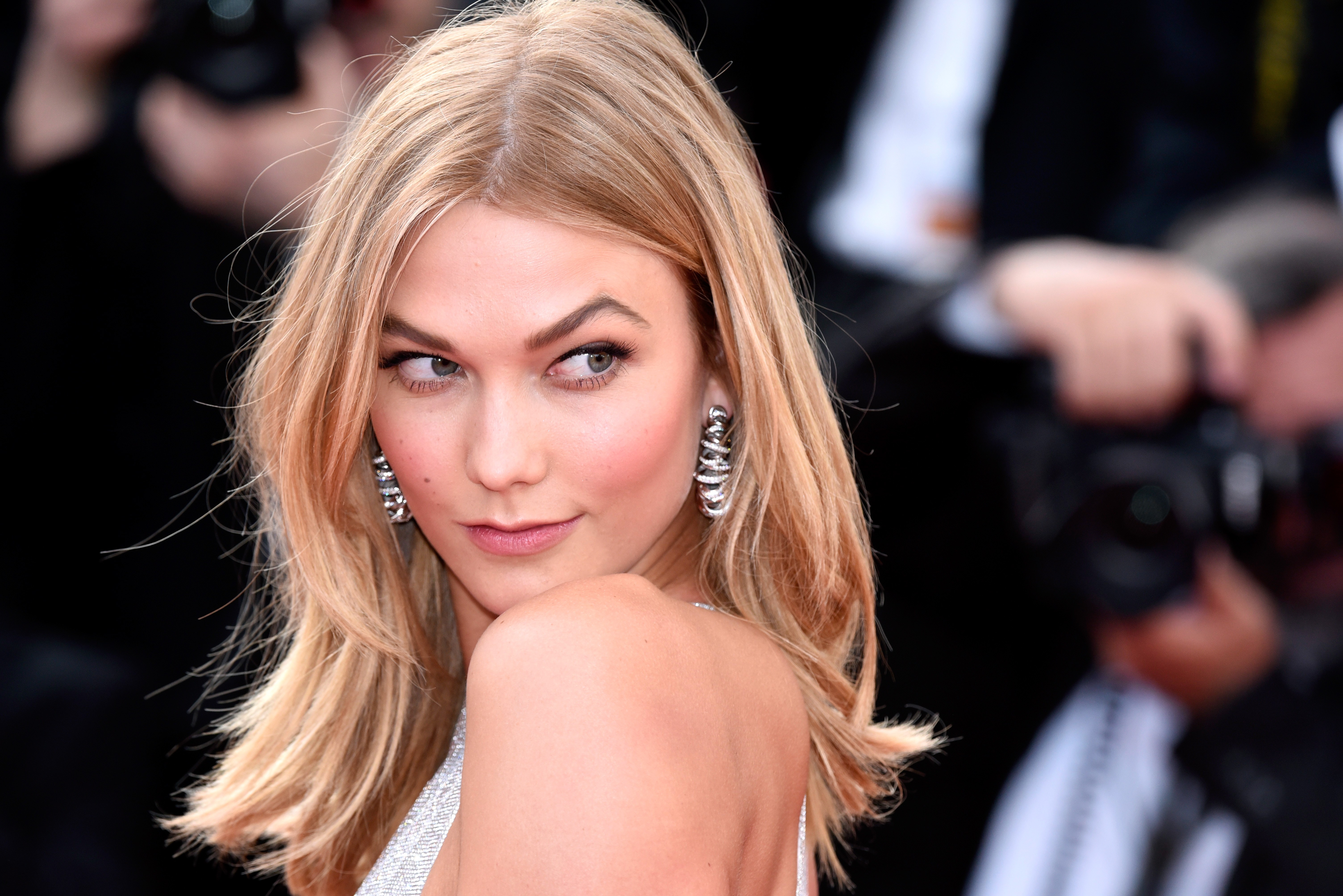 Karlie Kloss on a red carpet event HD Wallpaper