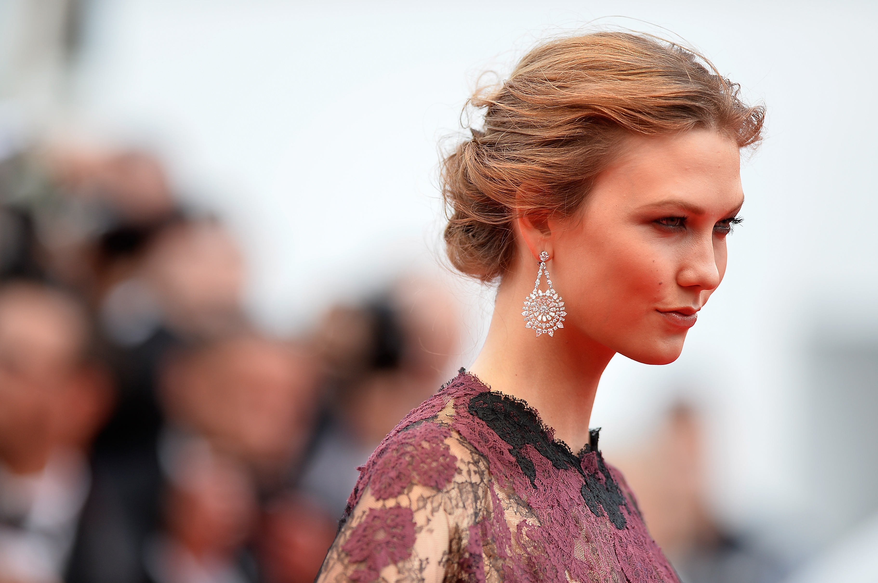 Karlie Kloss wearing diamond earrings HD Wallpaper