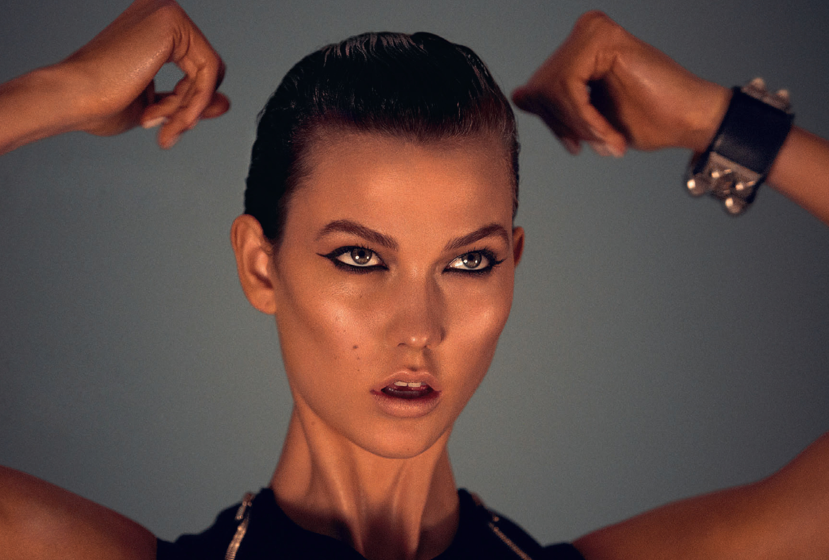 Karlie Kloss with dramatic makeup and jewelry HD Wallpaper