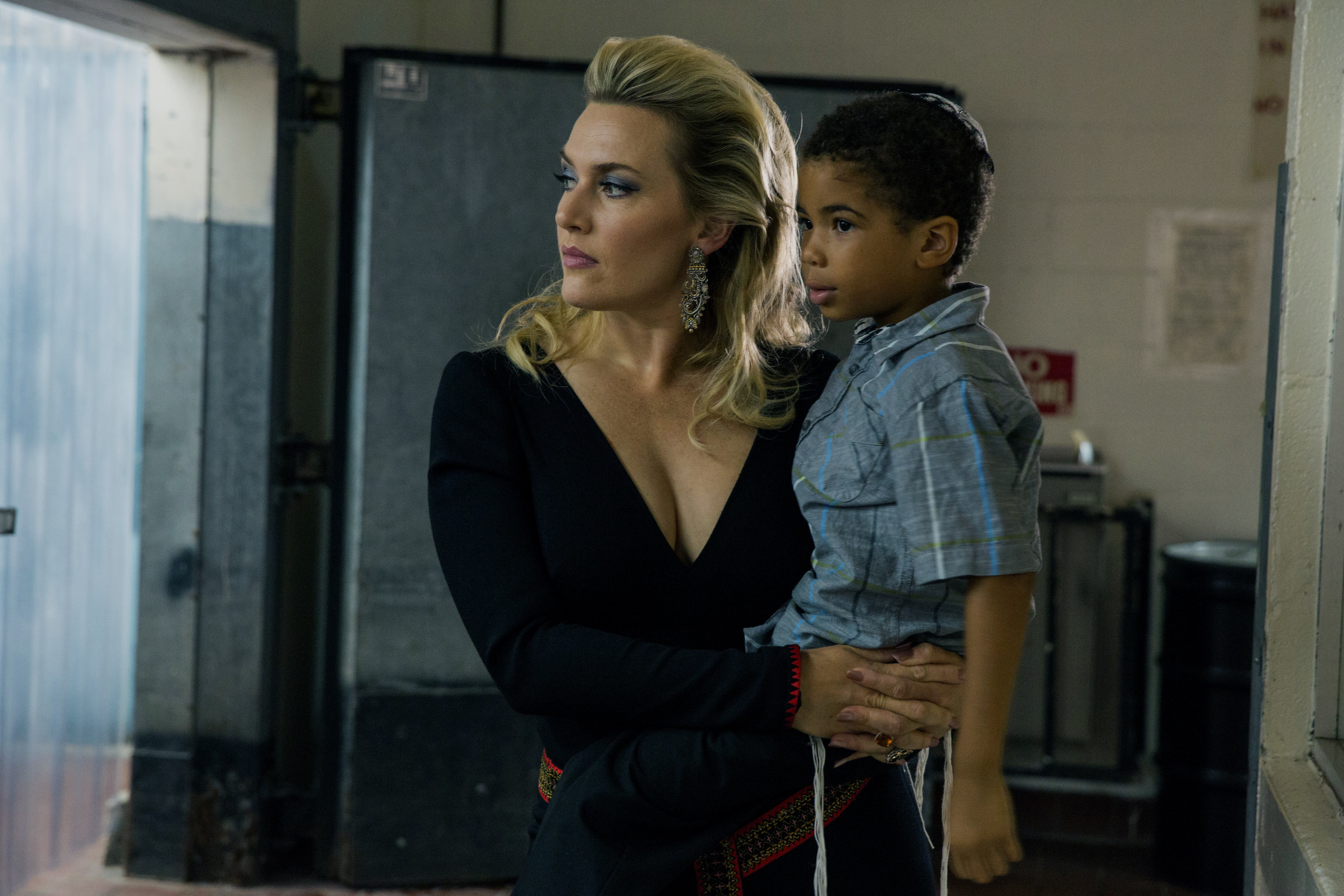 Kate Winslet holding a child HD Wallpaper