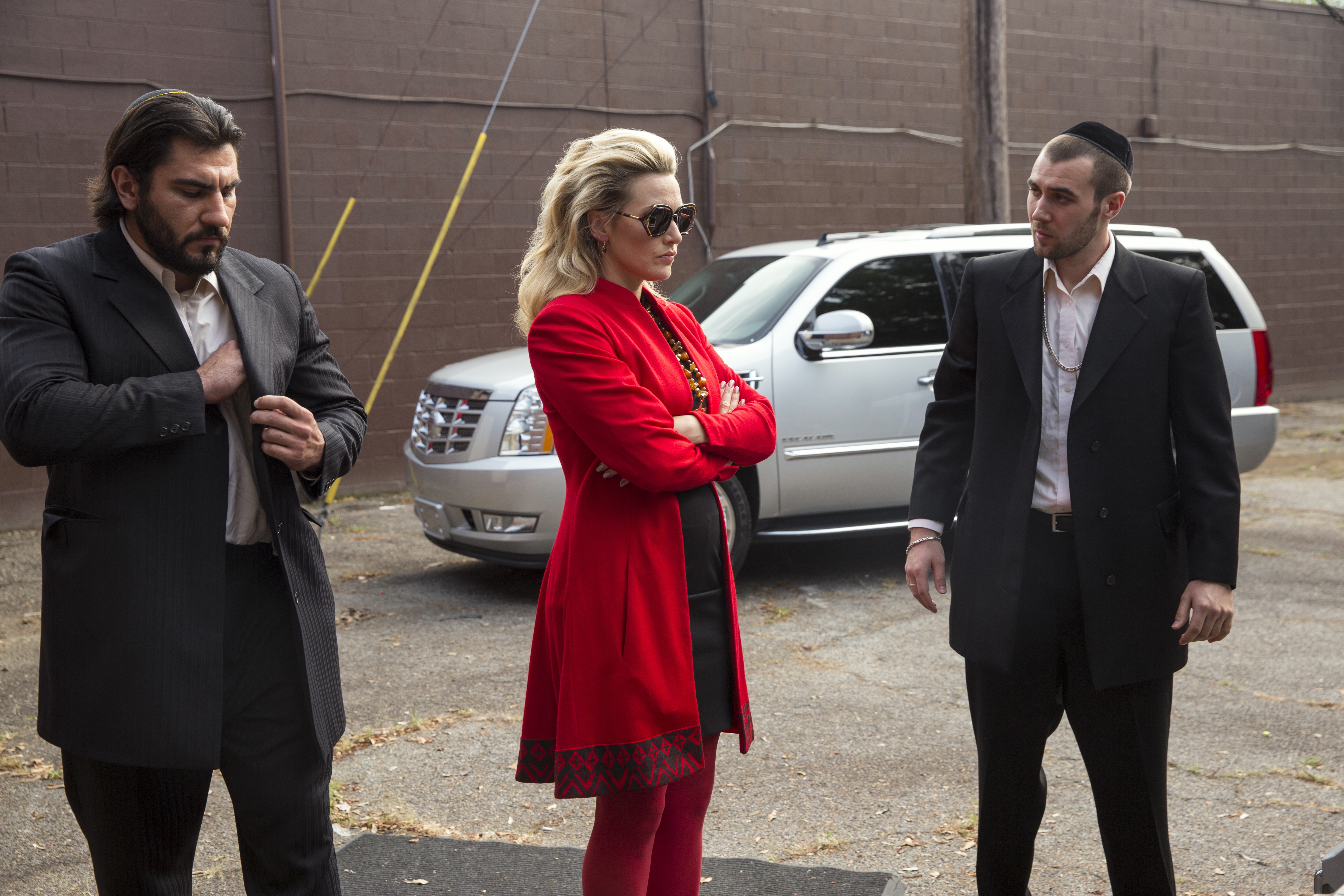 Kate Winslet and two men with a car HD Wallpaper