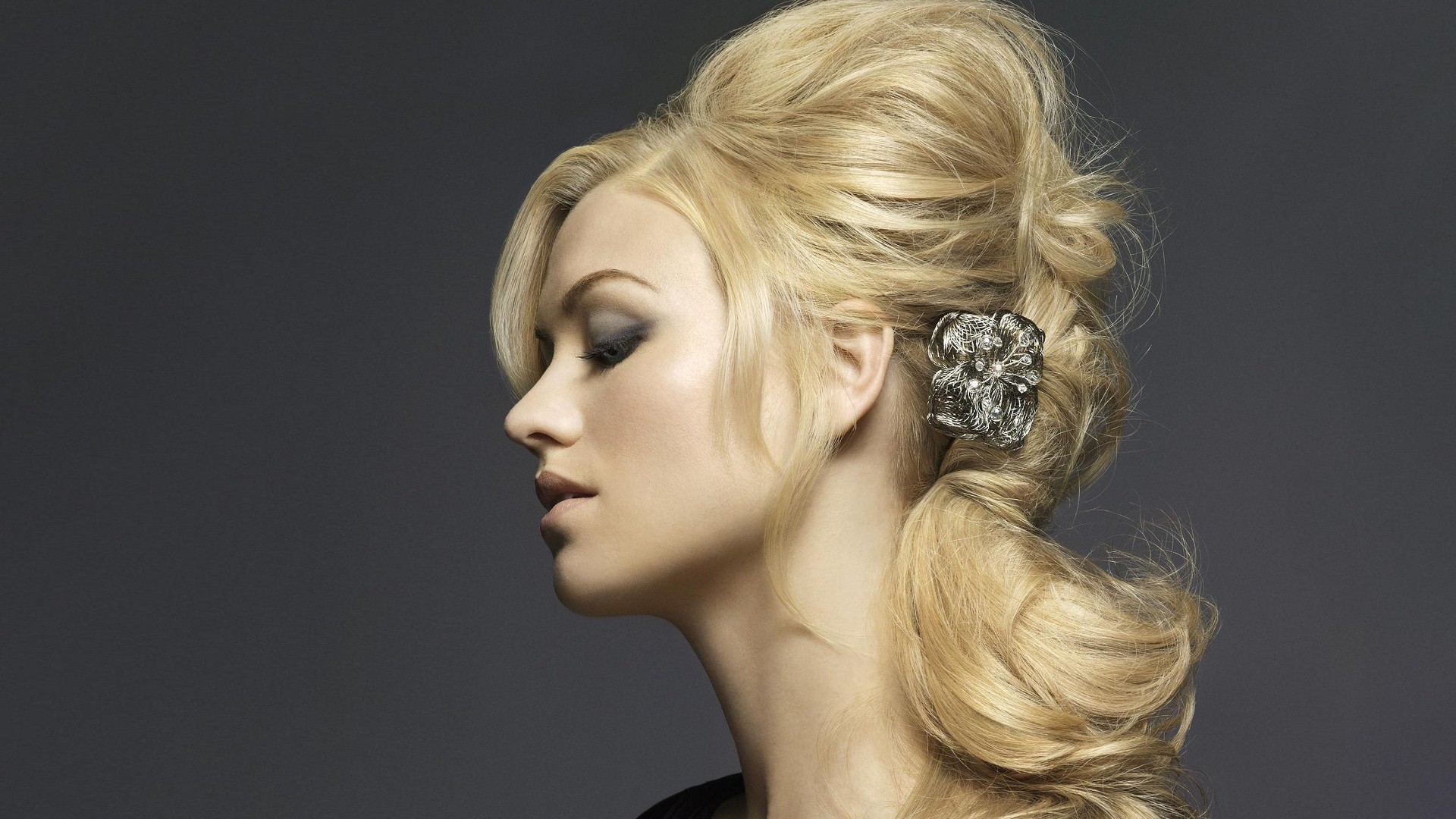 Yvonne Strahovski with elaborate blonde hairstyle HD Wallpaper