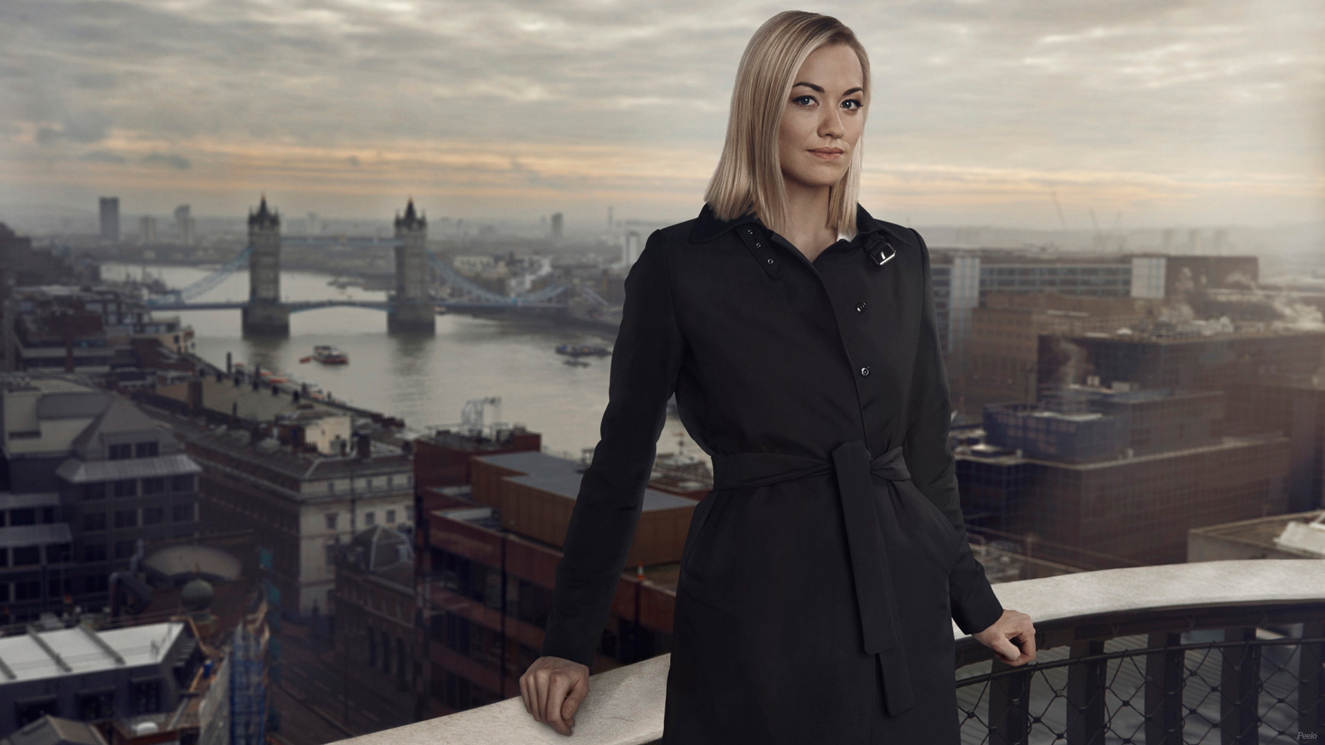 Yvonne Strahovski on a rooftop overlooking London HD Wallpaper