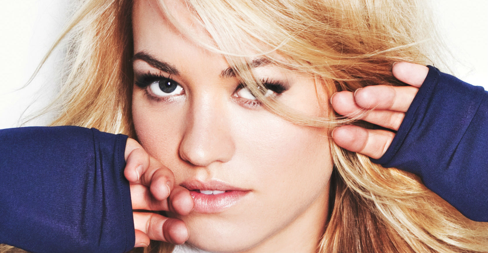 Yvonne Strahovski close-up portrait HD Wallpaper