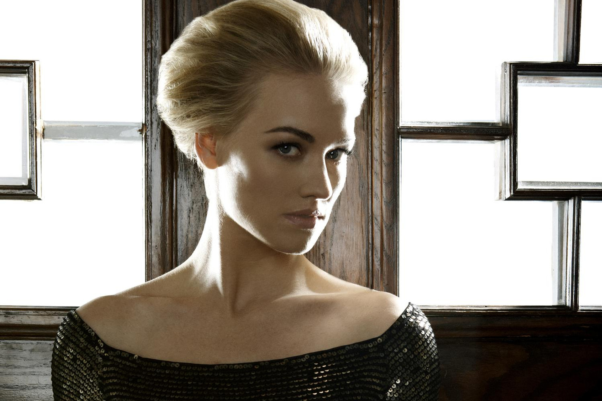 Yvonne Strahovski HD Wallpaper