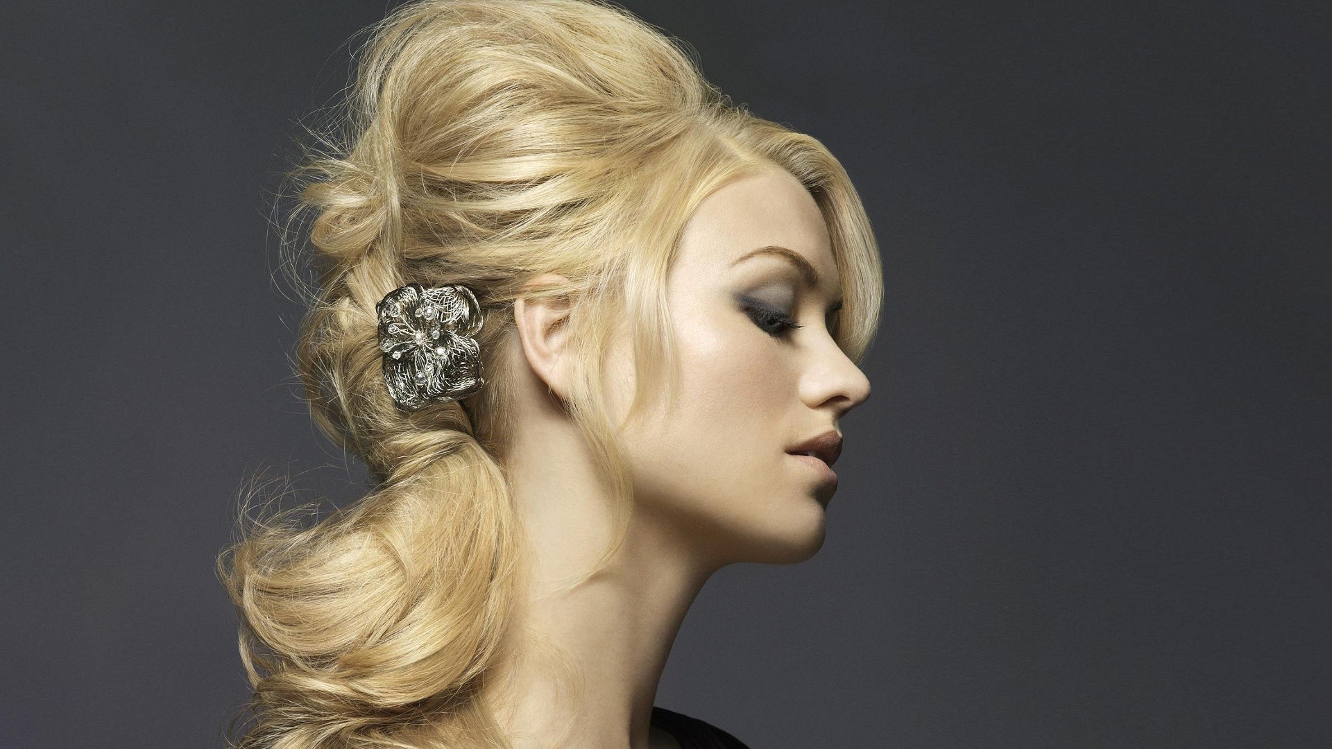Yvonne Strahovski blonde updo with hair accessory HD Wallpaper