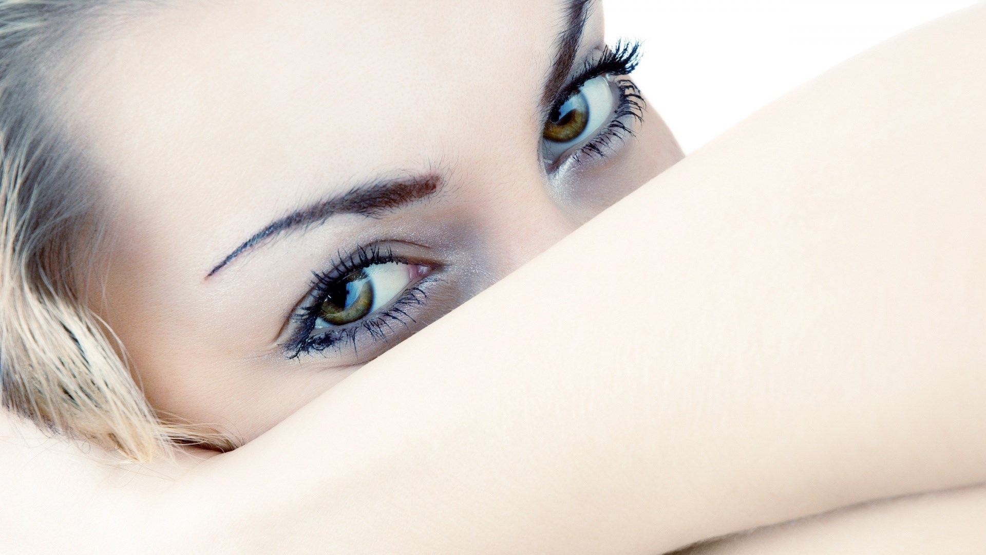 Close-up of a woman's eyes and arm HD Wallpaper