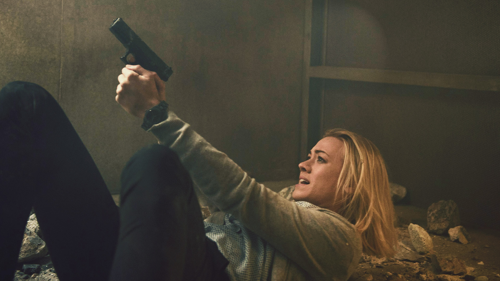 Yvonne Strahovski holding a gun HD Wallpaper