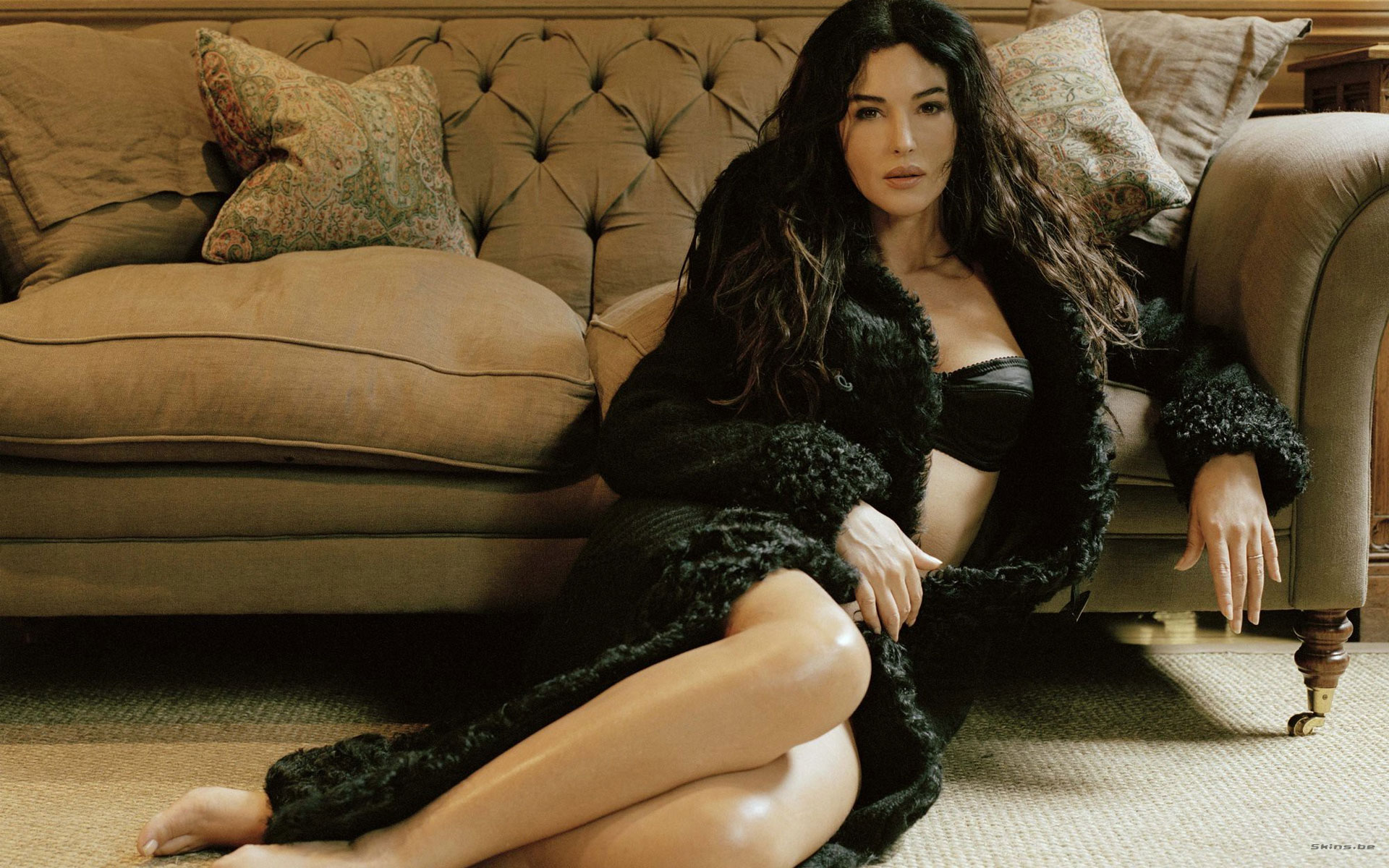Monica Bellucci on a couch HD Wallpaper