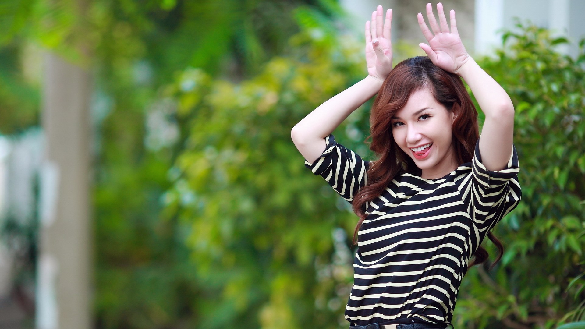 Woman making bunny ears gesture HD Wallpaper