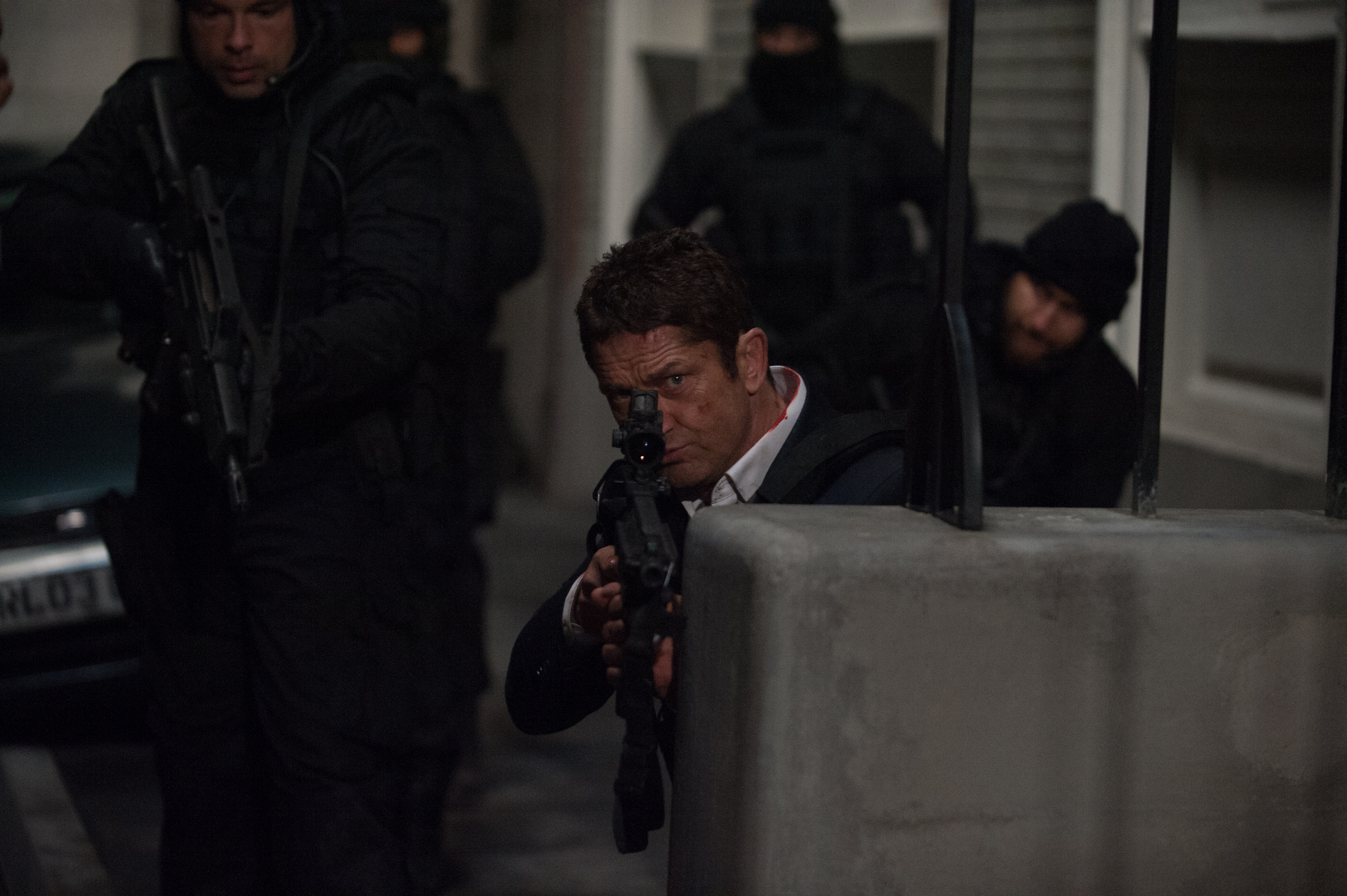 Gerard Butler aiming a rifle HD Wallpaper