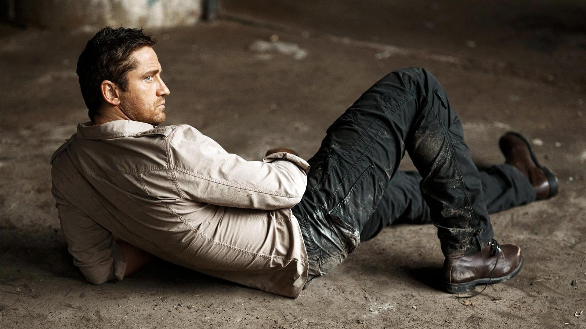 Gerard Butler lying on the ground HD Wallpaper