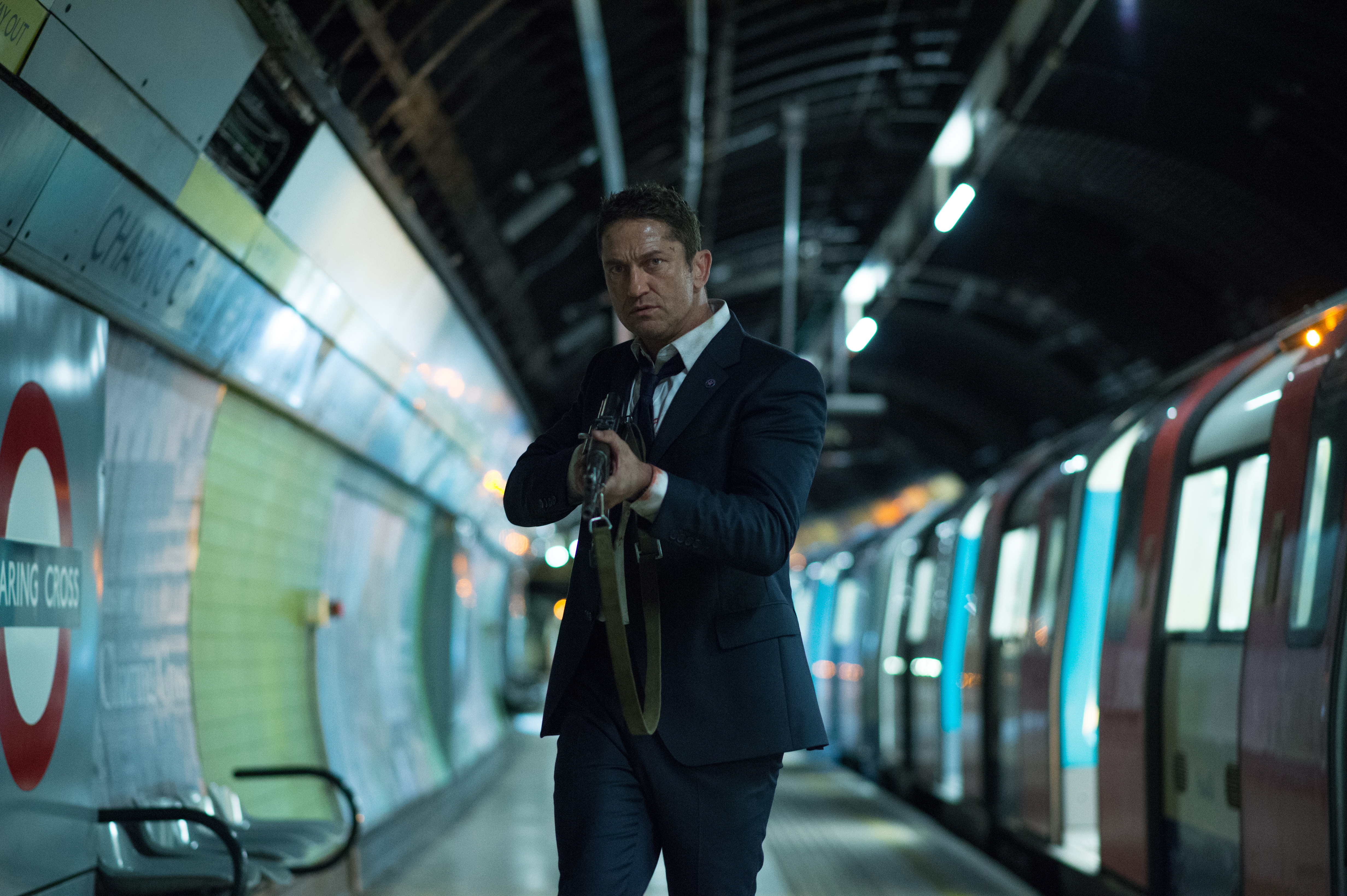 Gerard Butler in London Underground HD Wallpaper
