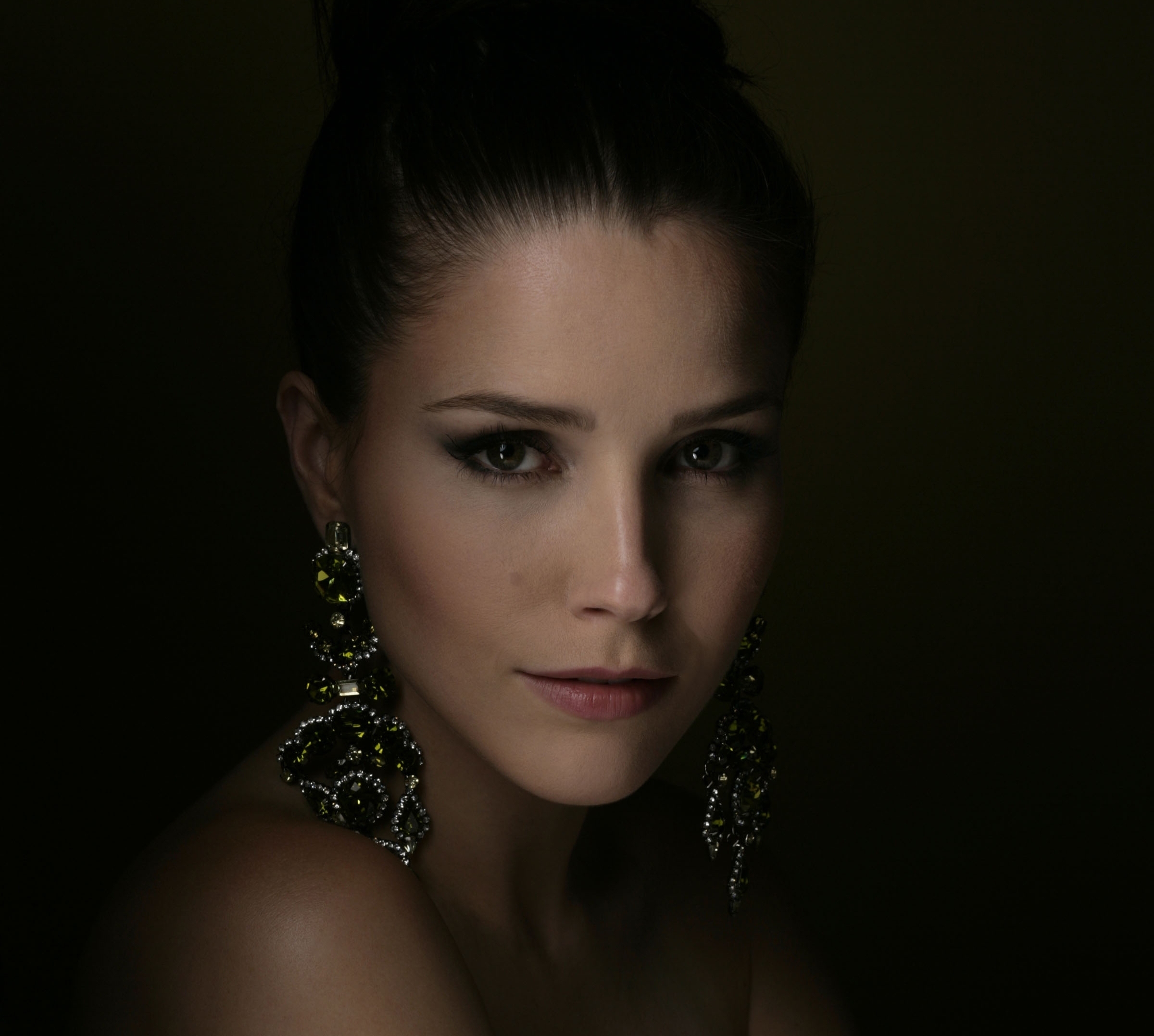 Sophia Bush with large earrings HD Wallpaper