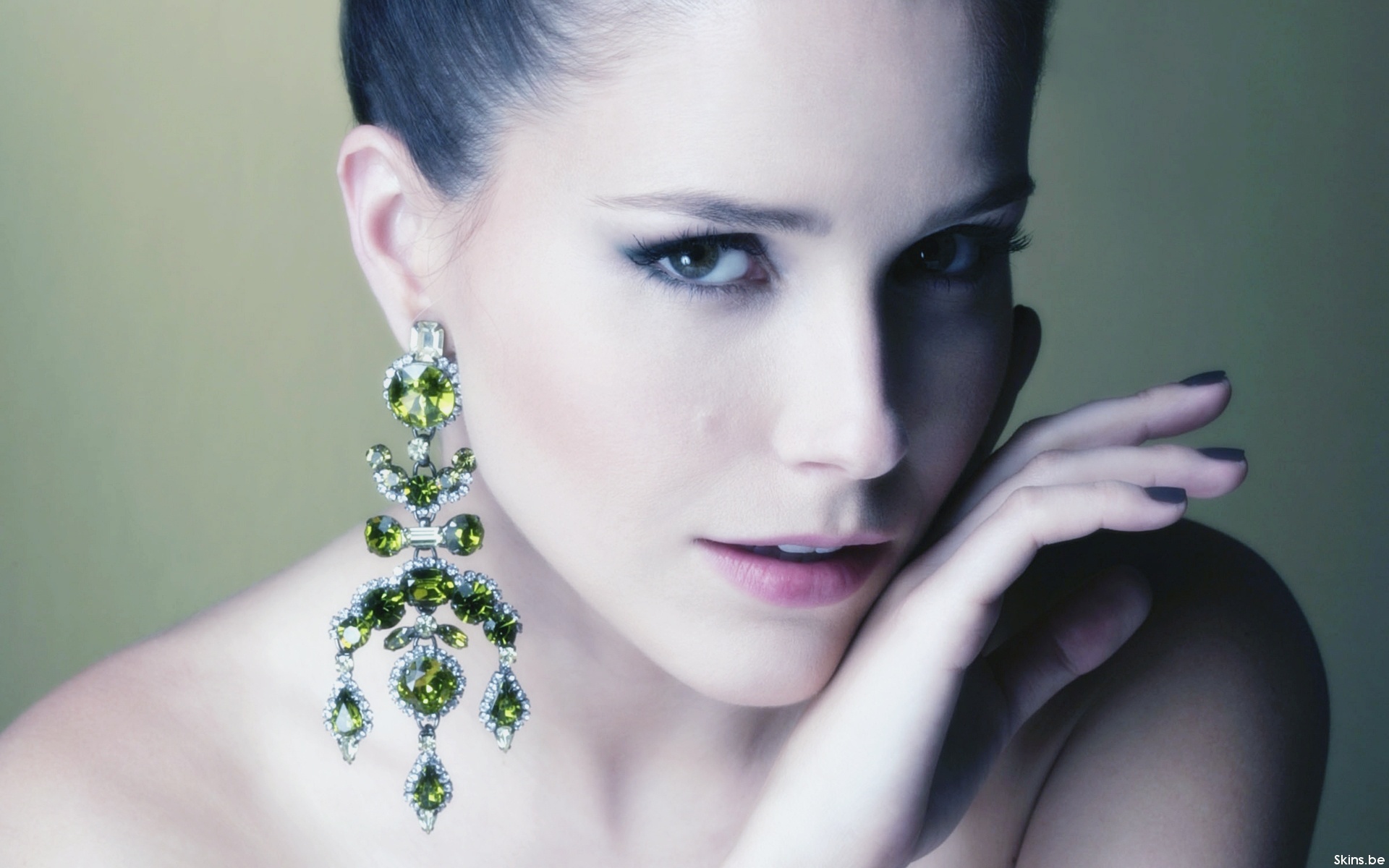 Sophia Bush wearing a large green earring HD Wallpaper