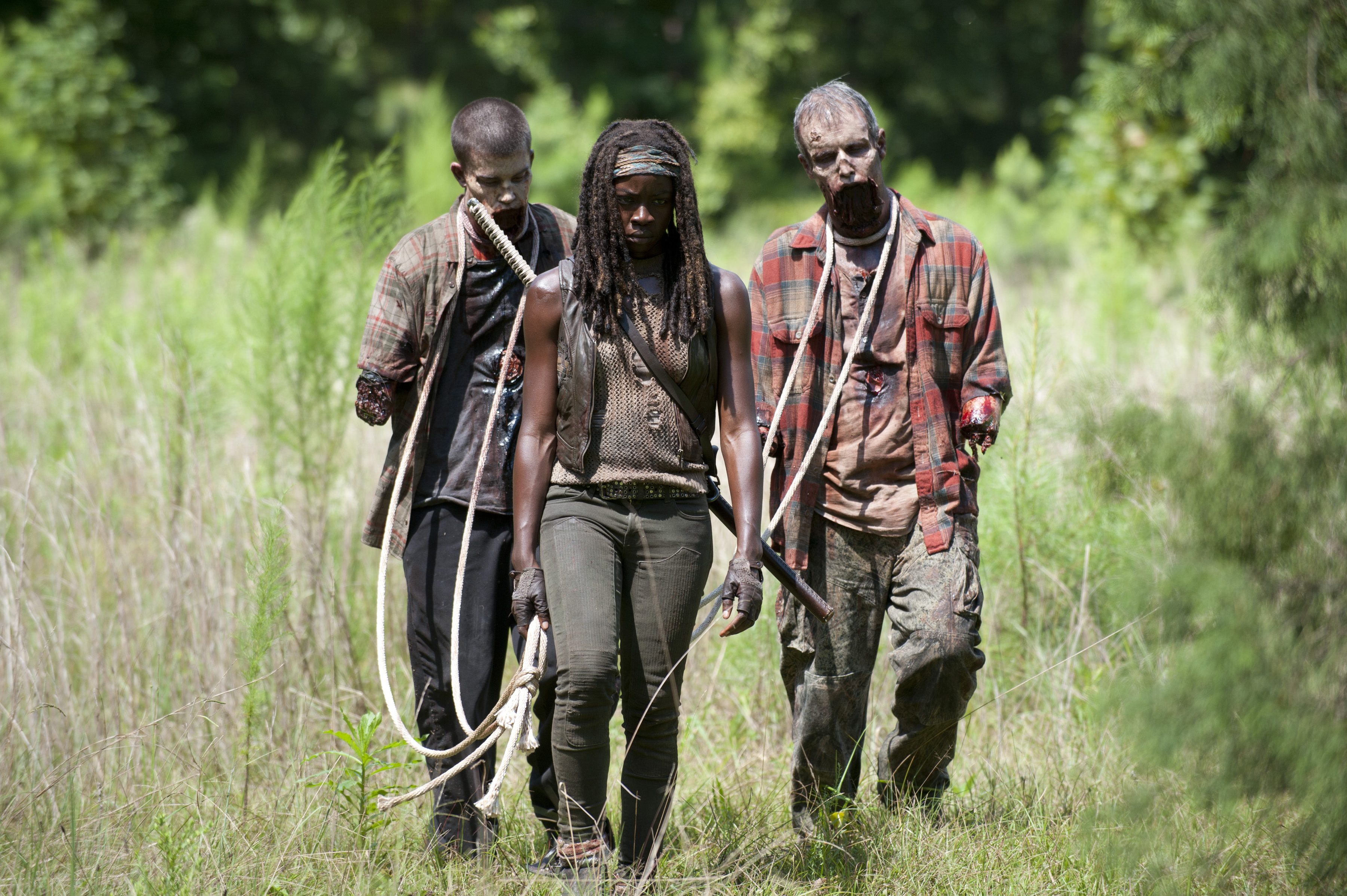 Michonne and two walkers in a field HD Wallpaper