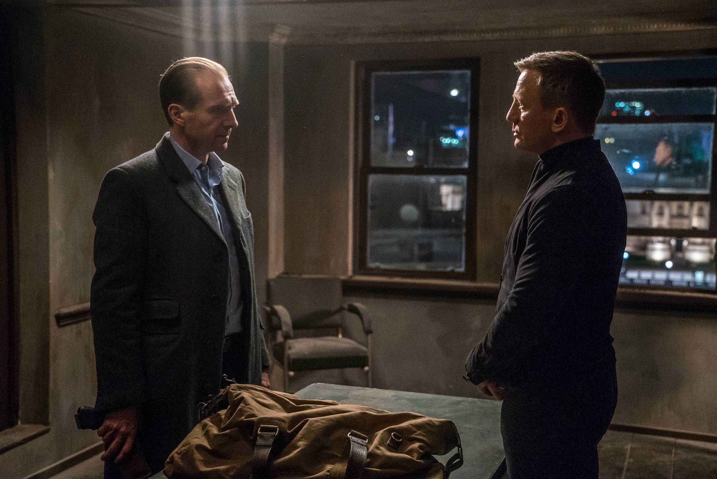 Ralph Fiennes and Daniel Craig in Spectre HD Wallpaper