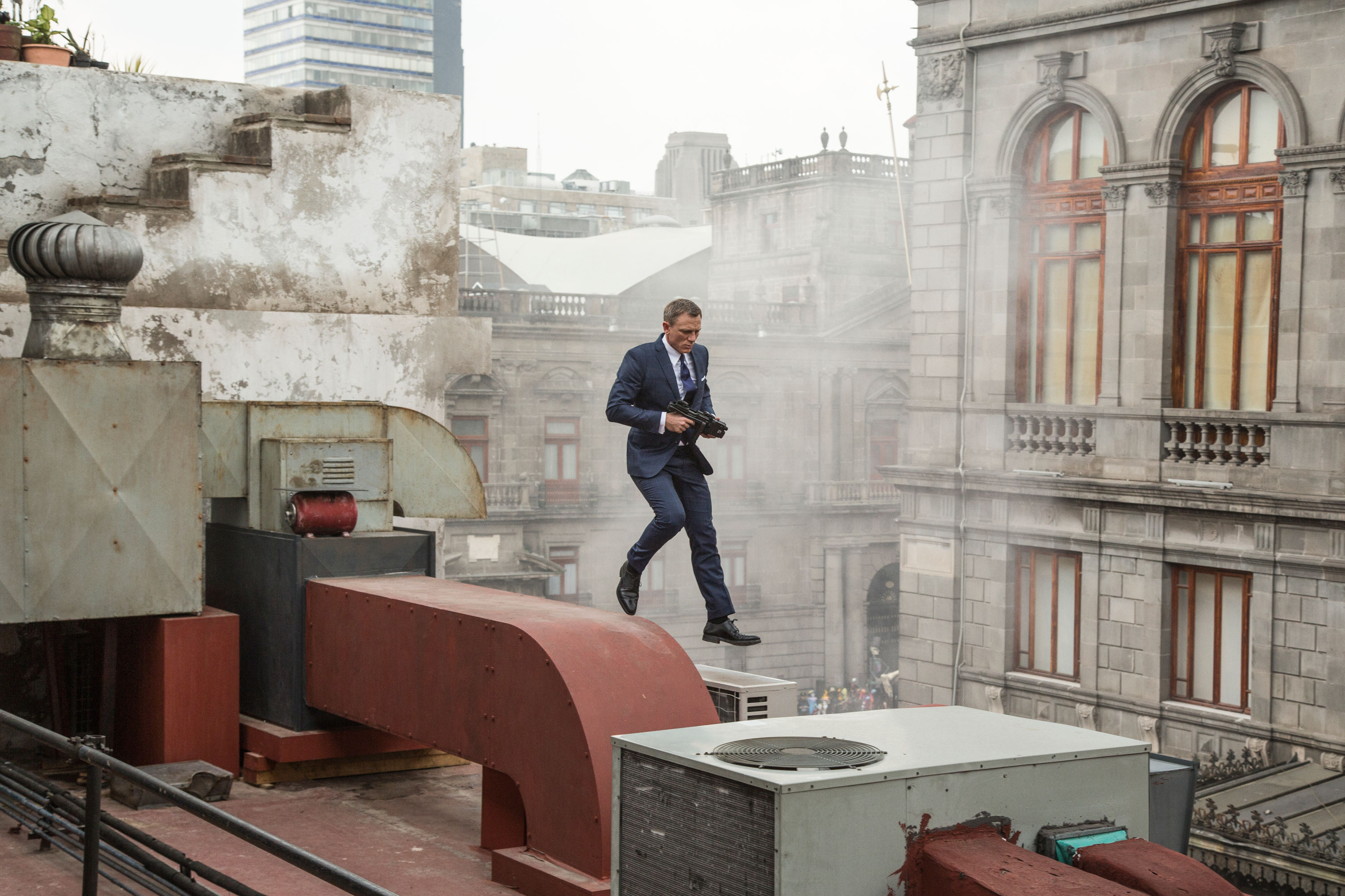 Daniel Craig from James Bond on a rooftop HD Wallpaper