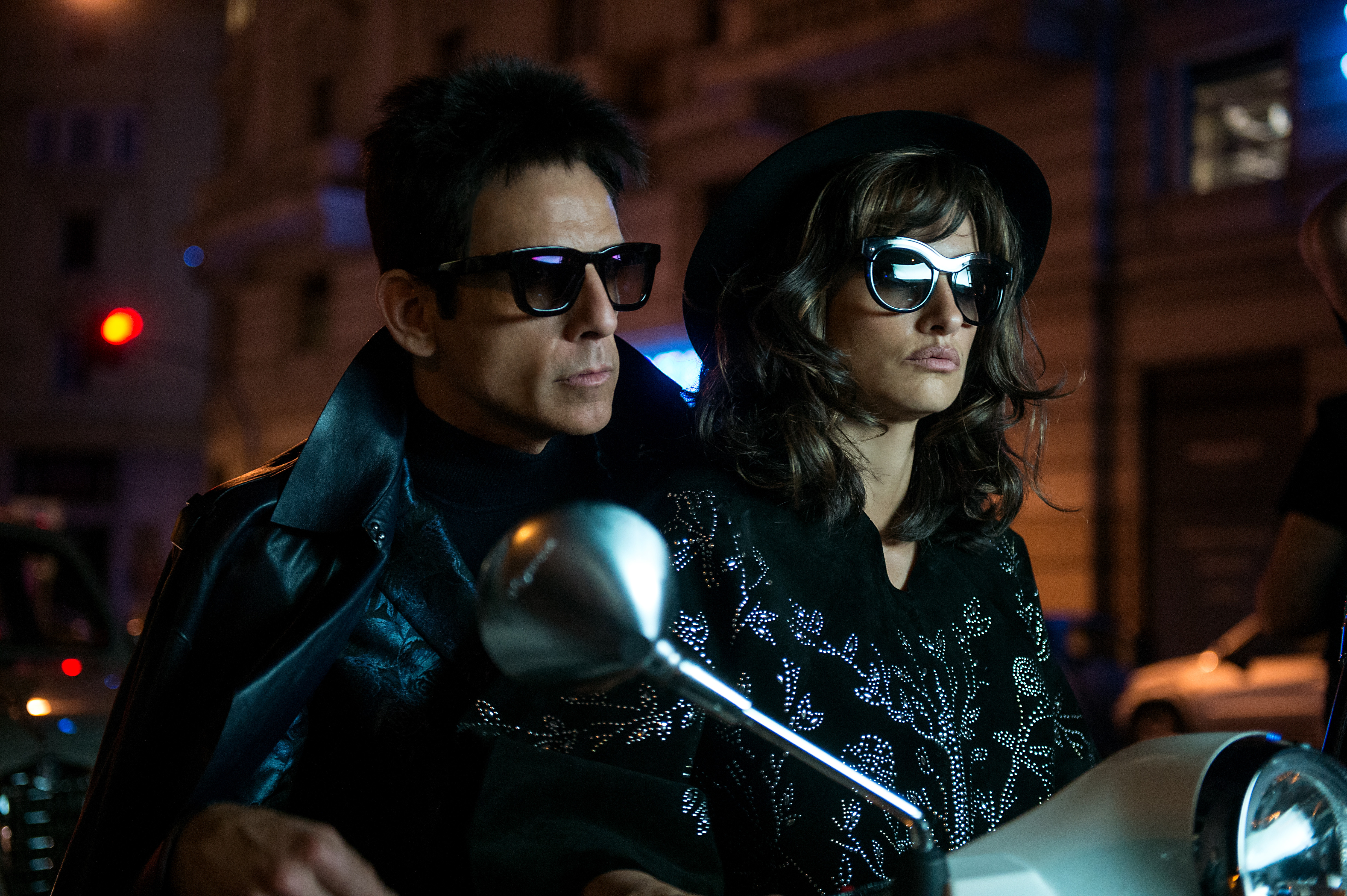 Ben Stiller and Penelope Cruz on a scooter at night HD Wallpaper