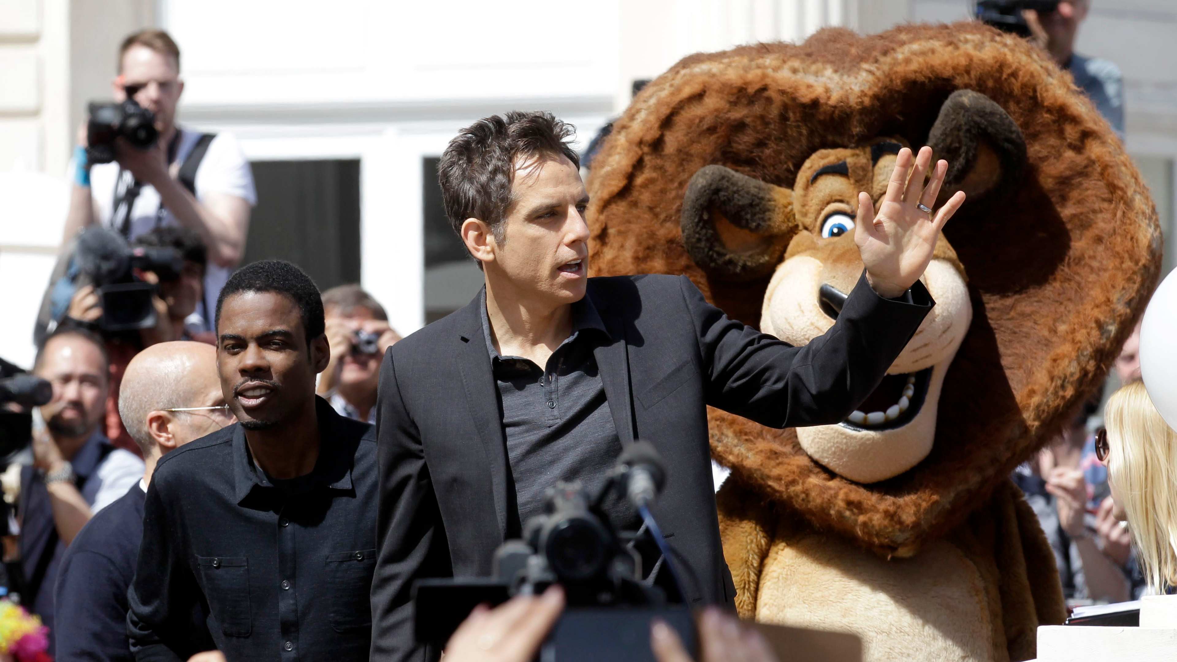 Ben Stiller and Chris Rock with Alex the Lion HD Wallpaper