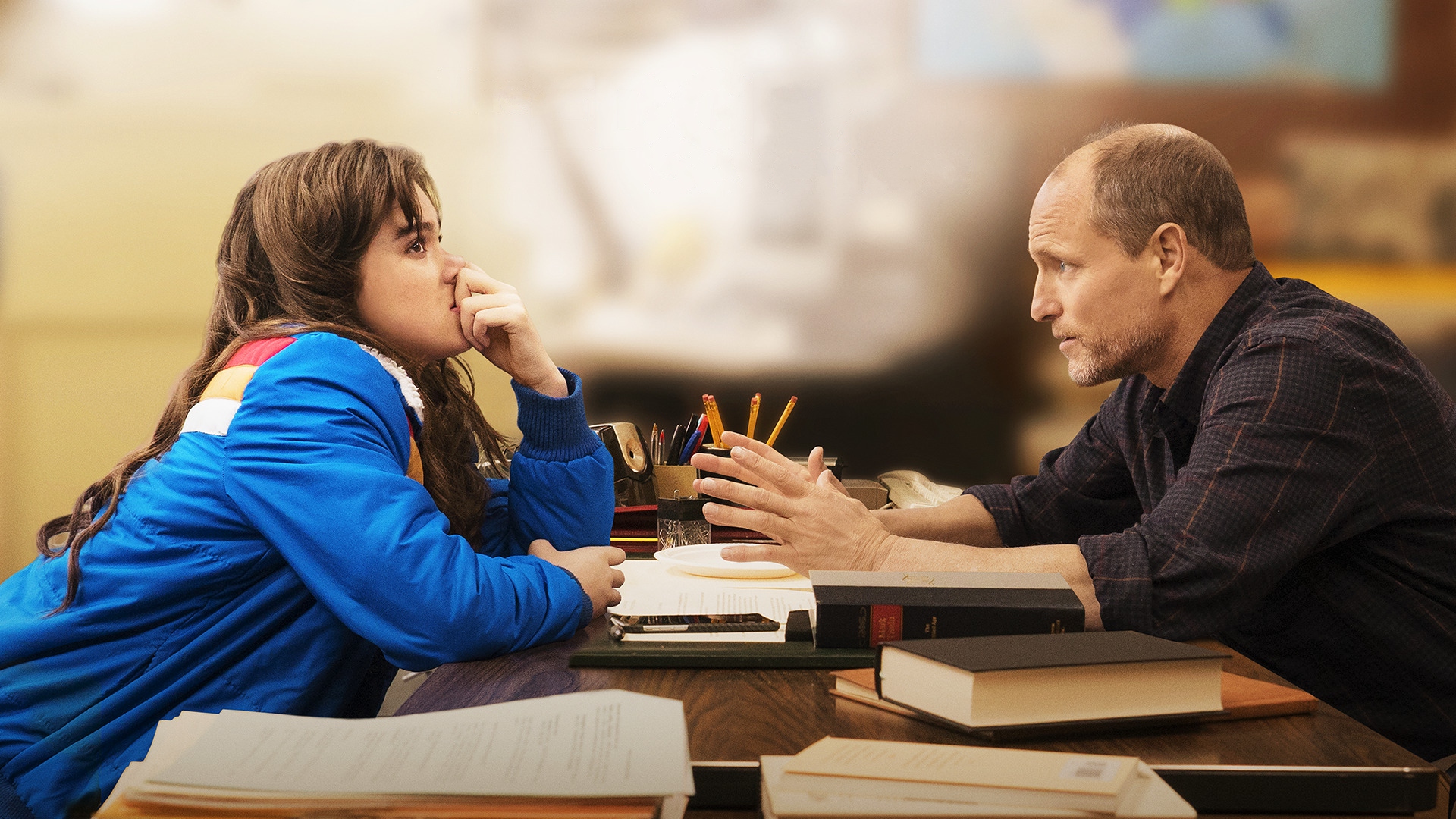 Woody Harrelson and a young woman at a desk HD Wallpaper