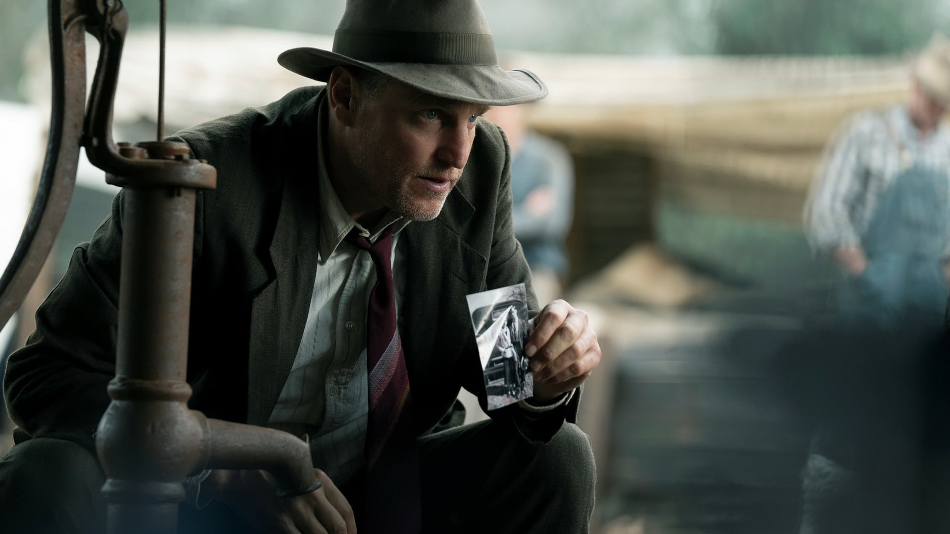 Woody Harrelson holding a photograph HD Wallpaper