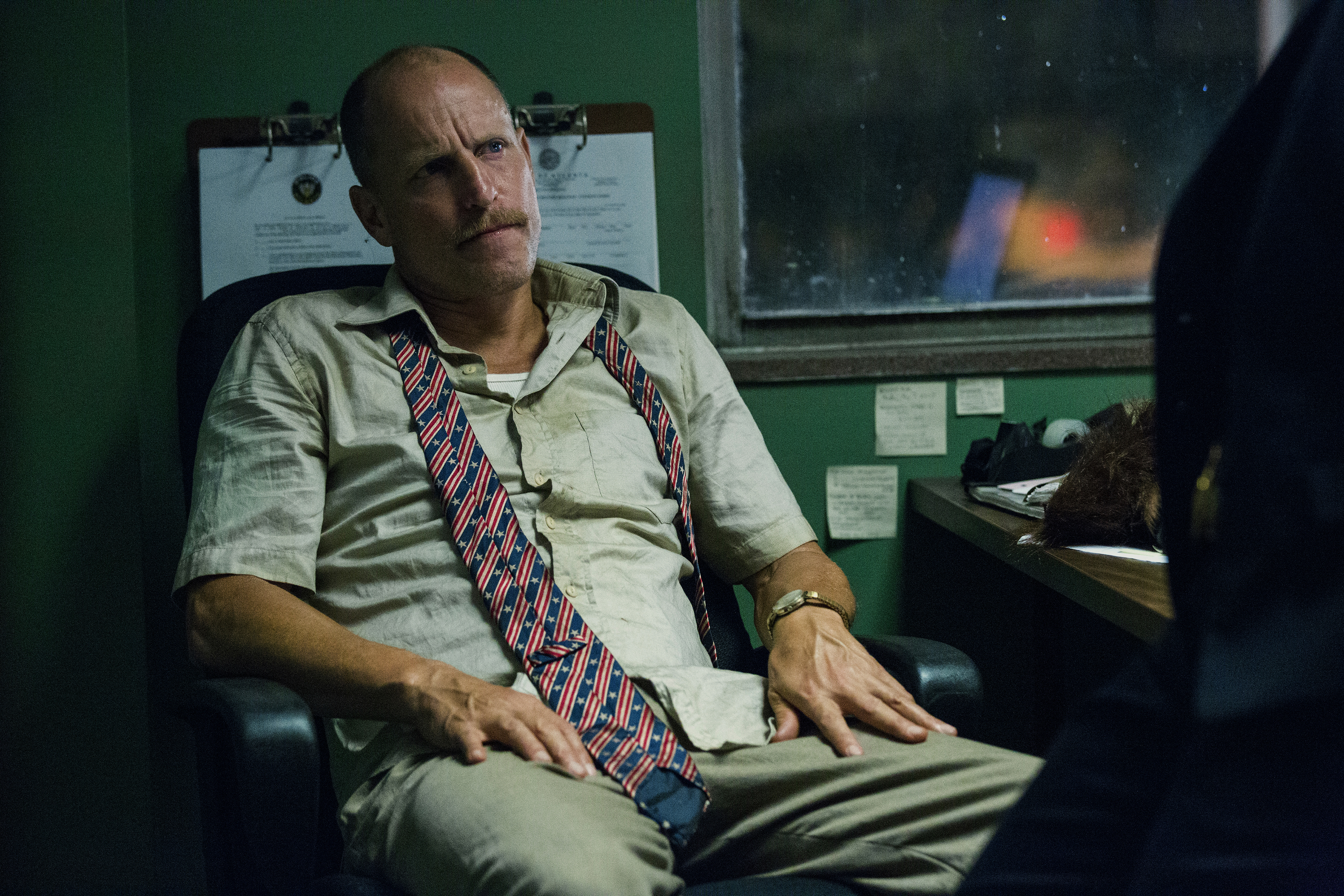 Woody Harrelson in an office HD Wallpaper