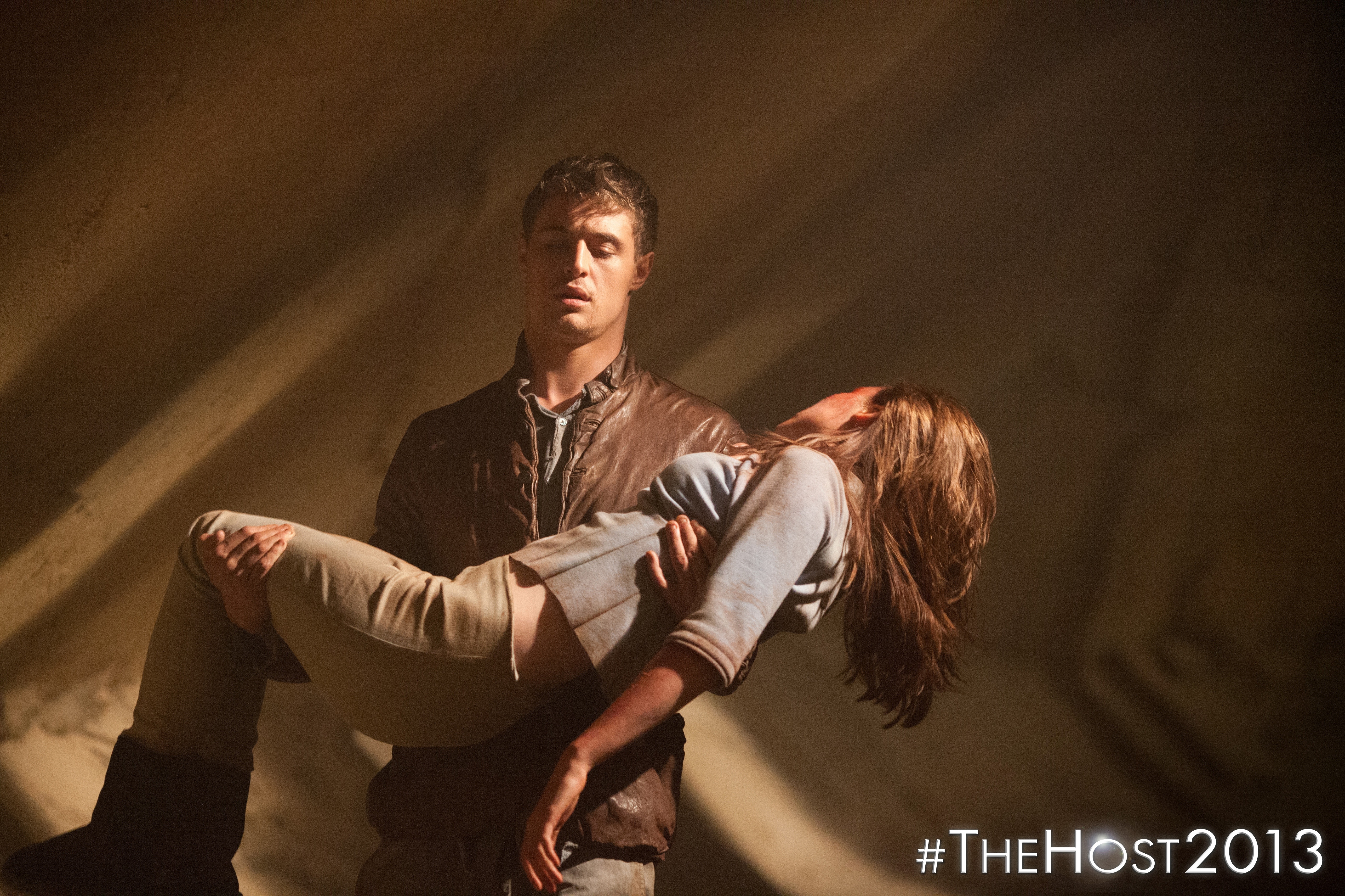 Man carrying a woman in The Host HD Wallpaper