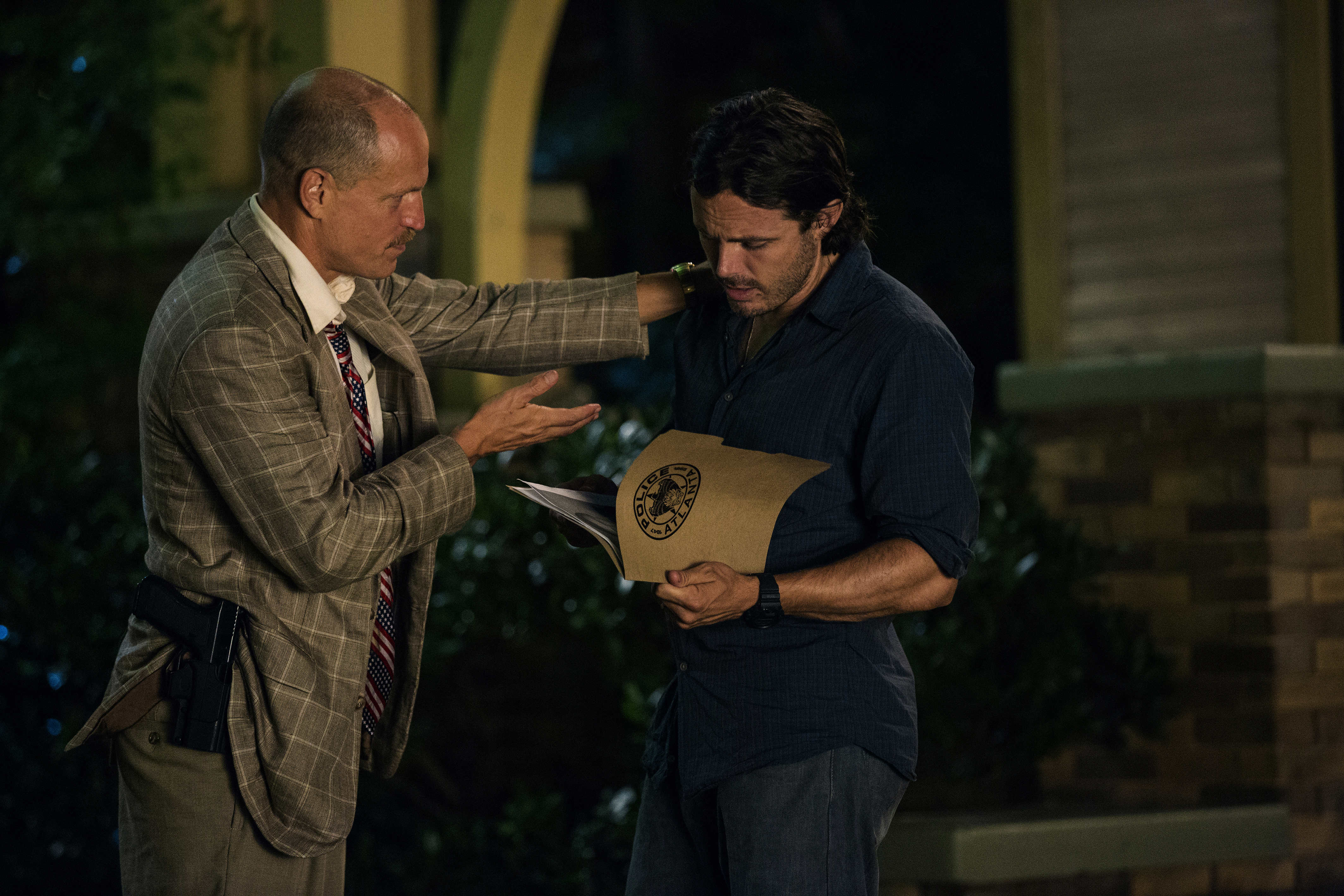 Woody Harrelson and Casey Affleck in a scene HD Wallpaper