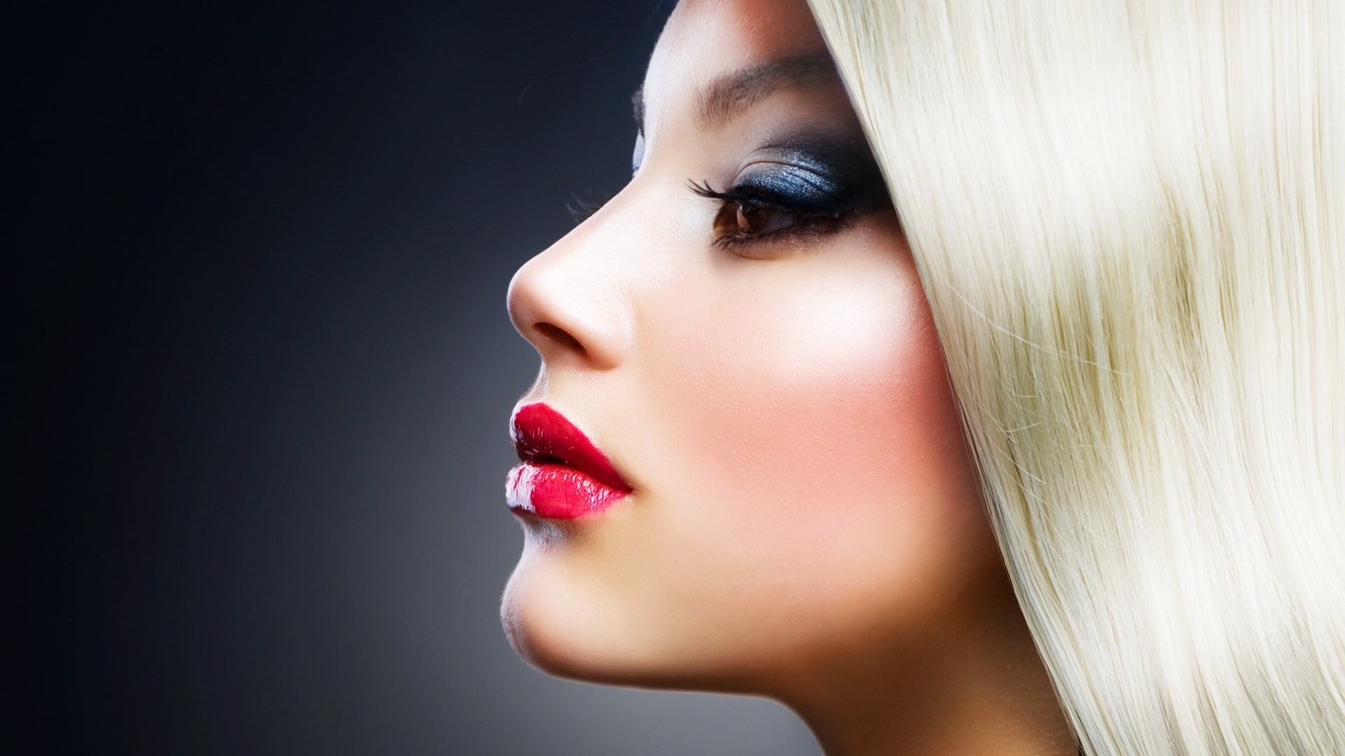 Woman with blonde hair and dramatic makeup HD Wallpaper