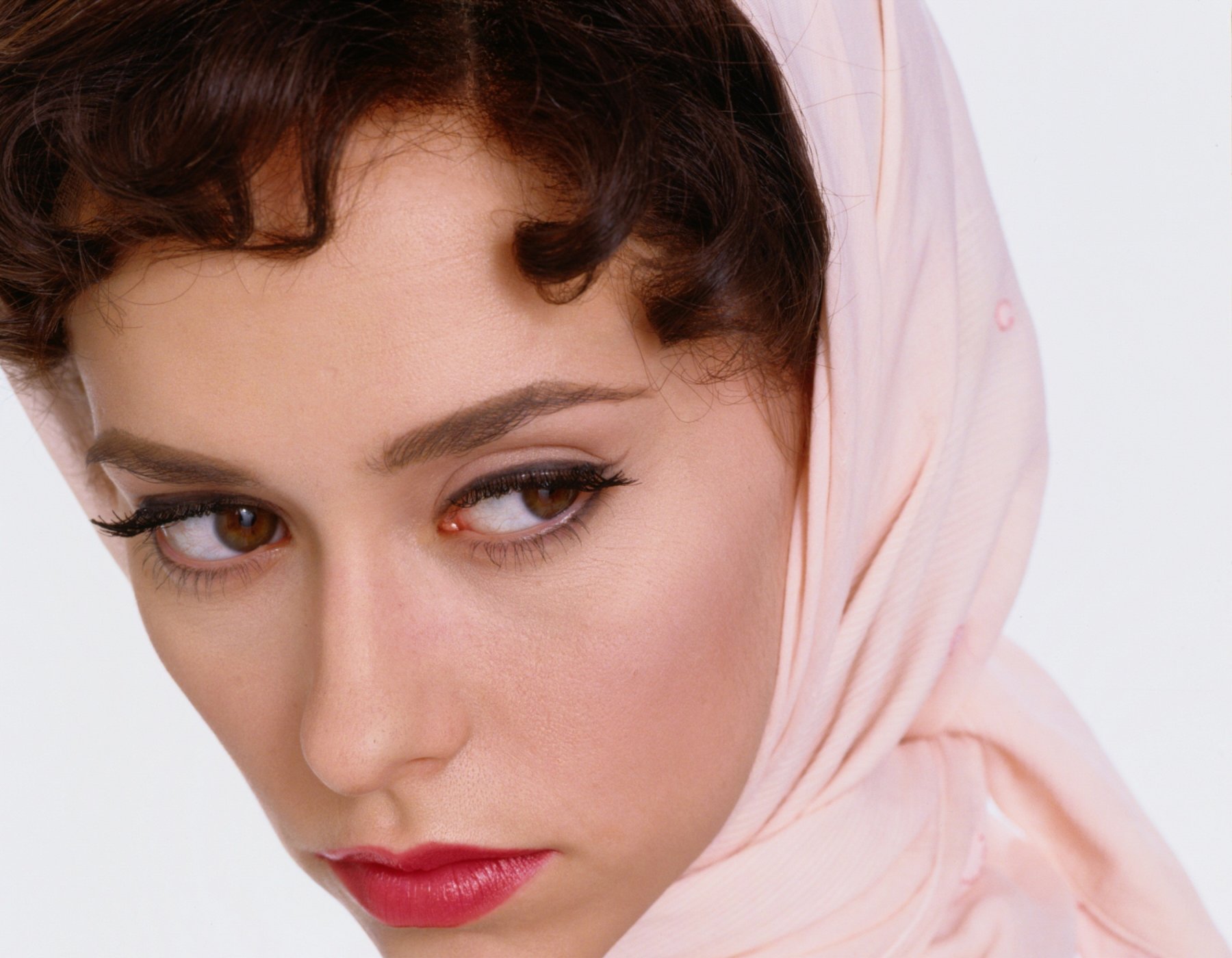 Jennifer Love Hewitt with pink headscarf HD Wallpaper