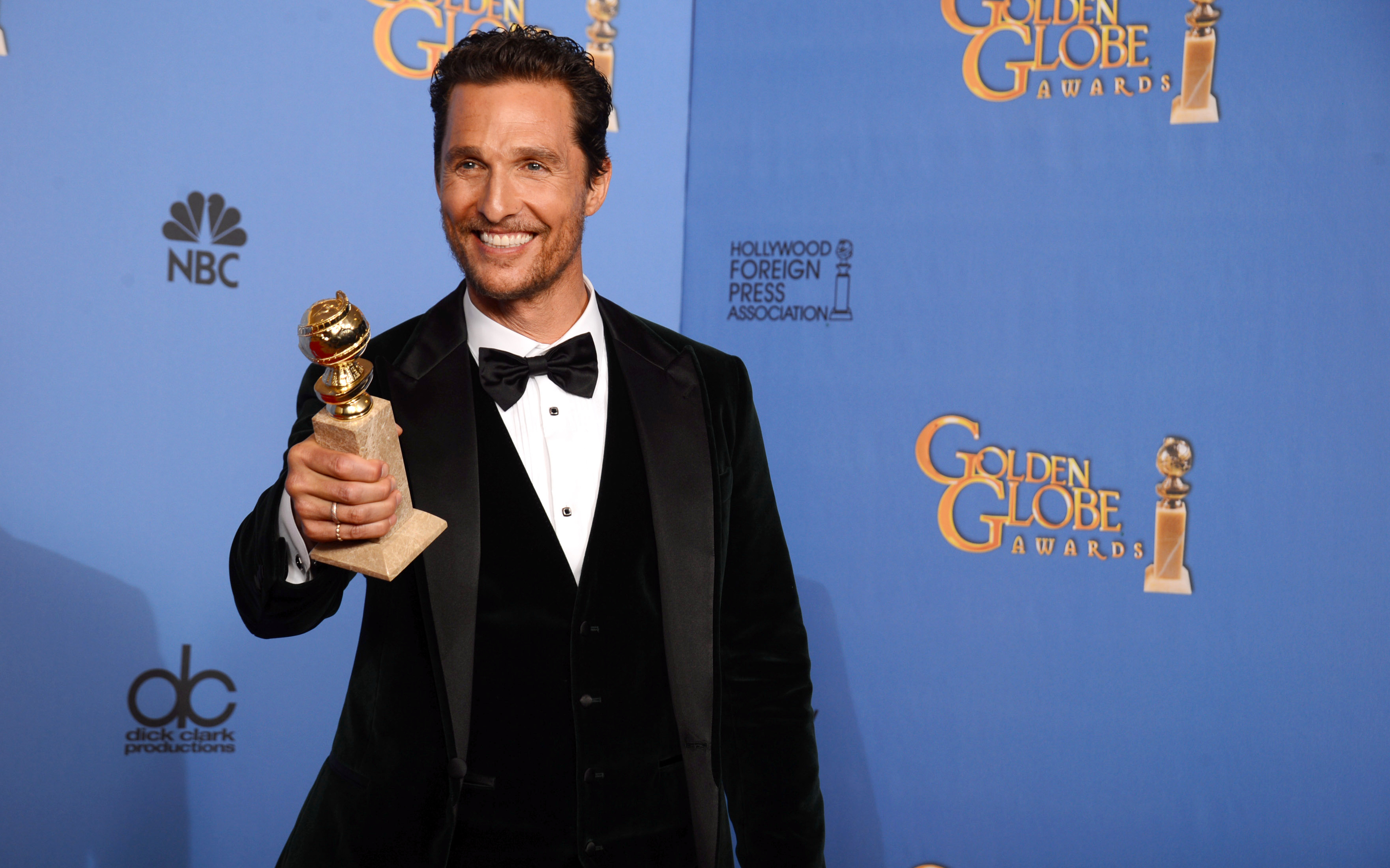 Matthew McConaughey holding a Golden Globe Award HD Wallpaper