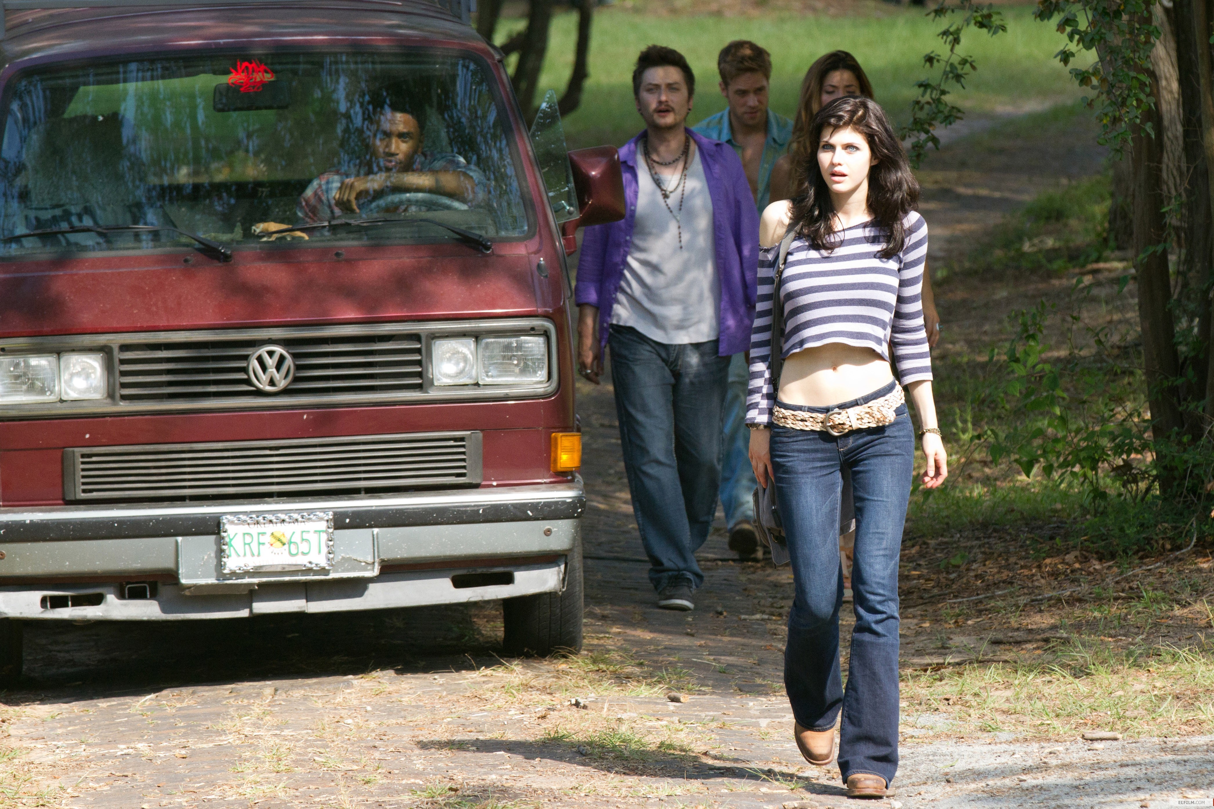 Alexandra Daddario and friends by a van HD Wallpaper