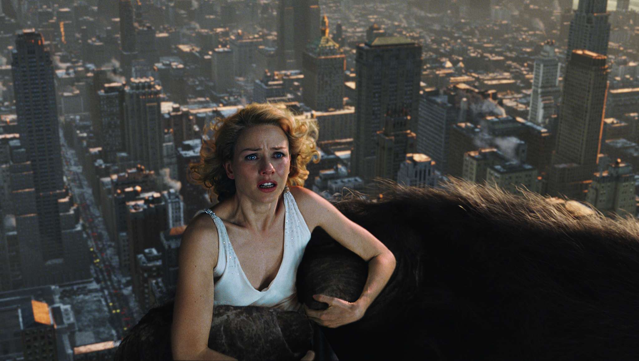 Naomi Watts on King Kong's shoulder overlooking New York City HD Wallpaper