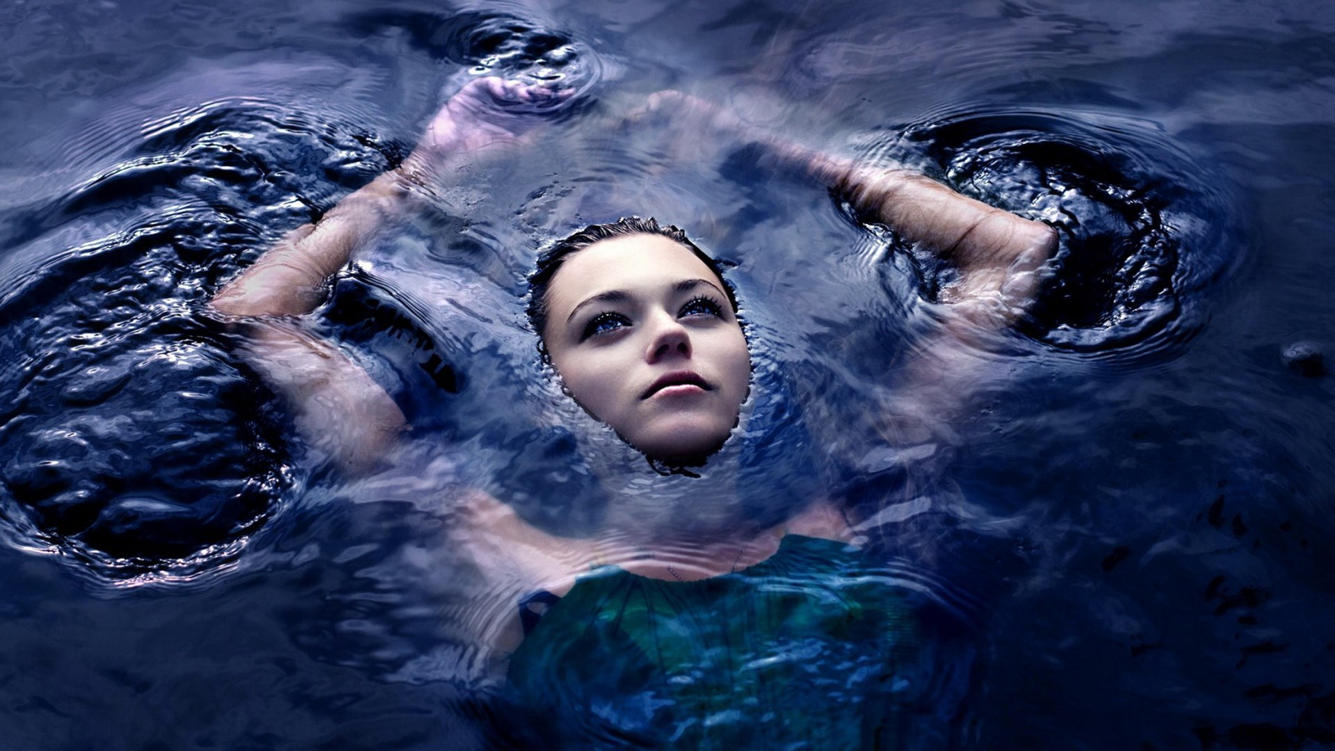 Woman submerged in dark water HD Wallpaper