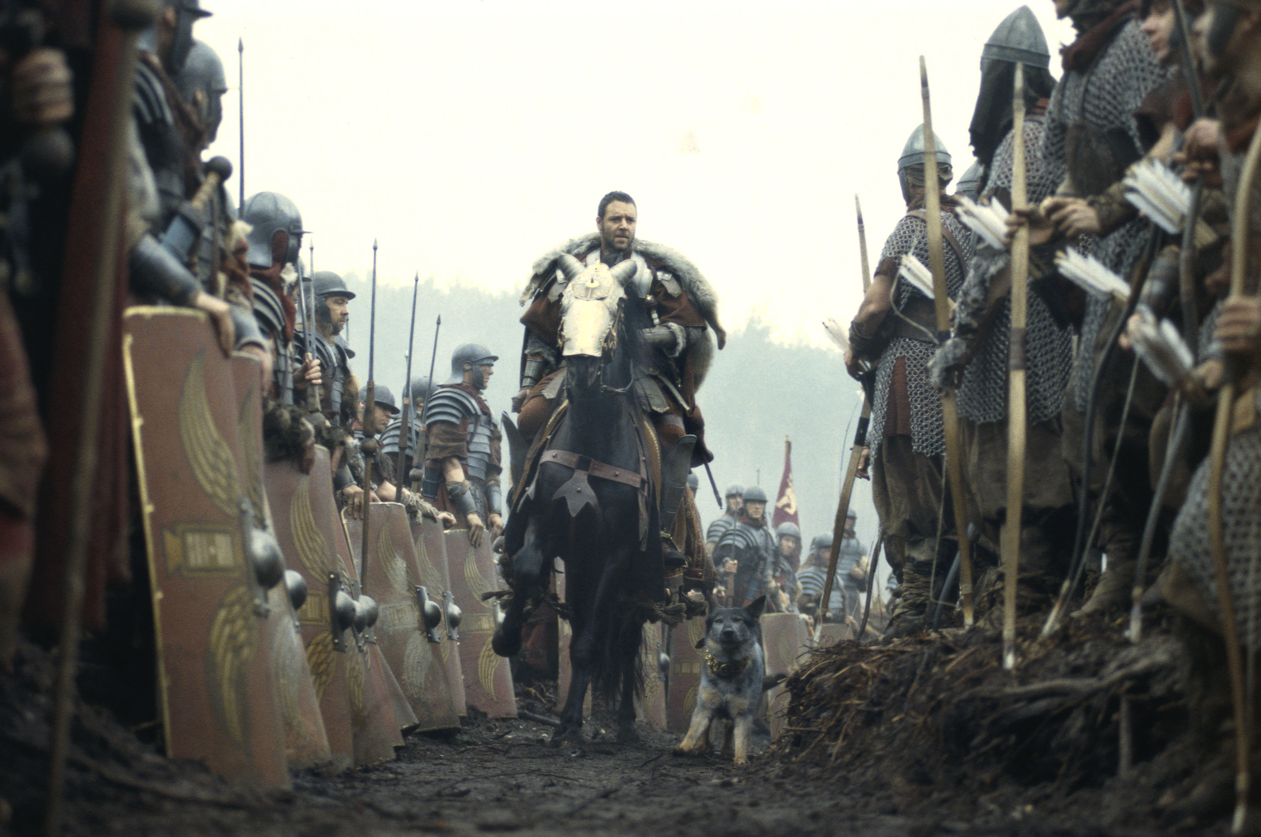 Russell Crowe on horseback with Roman soldiers HD Wallpaper