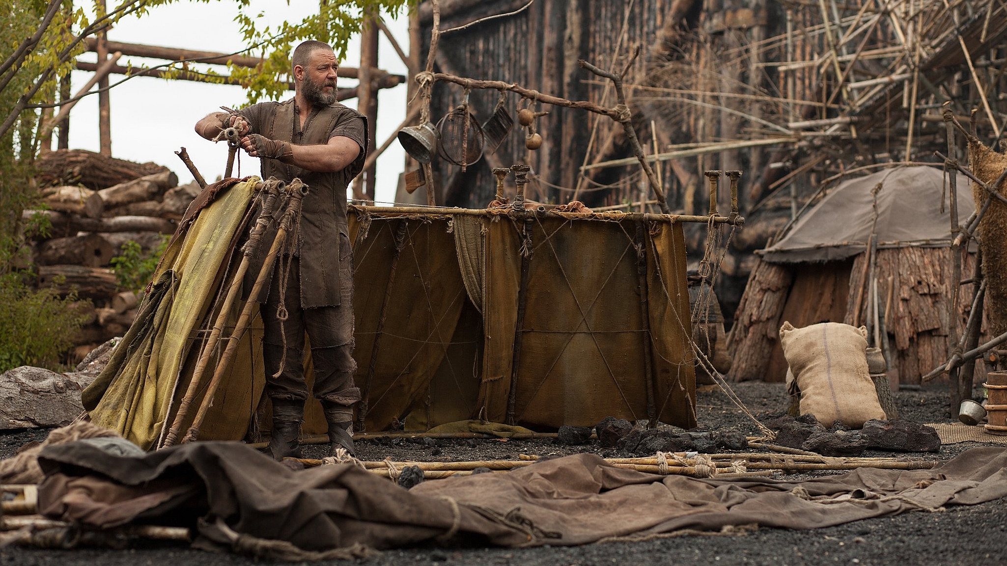 Russell Crowe in a post-apocalyptic setting HD Wallpaper