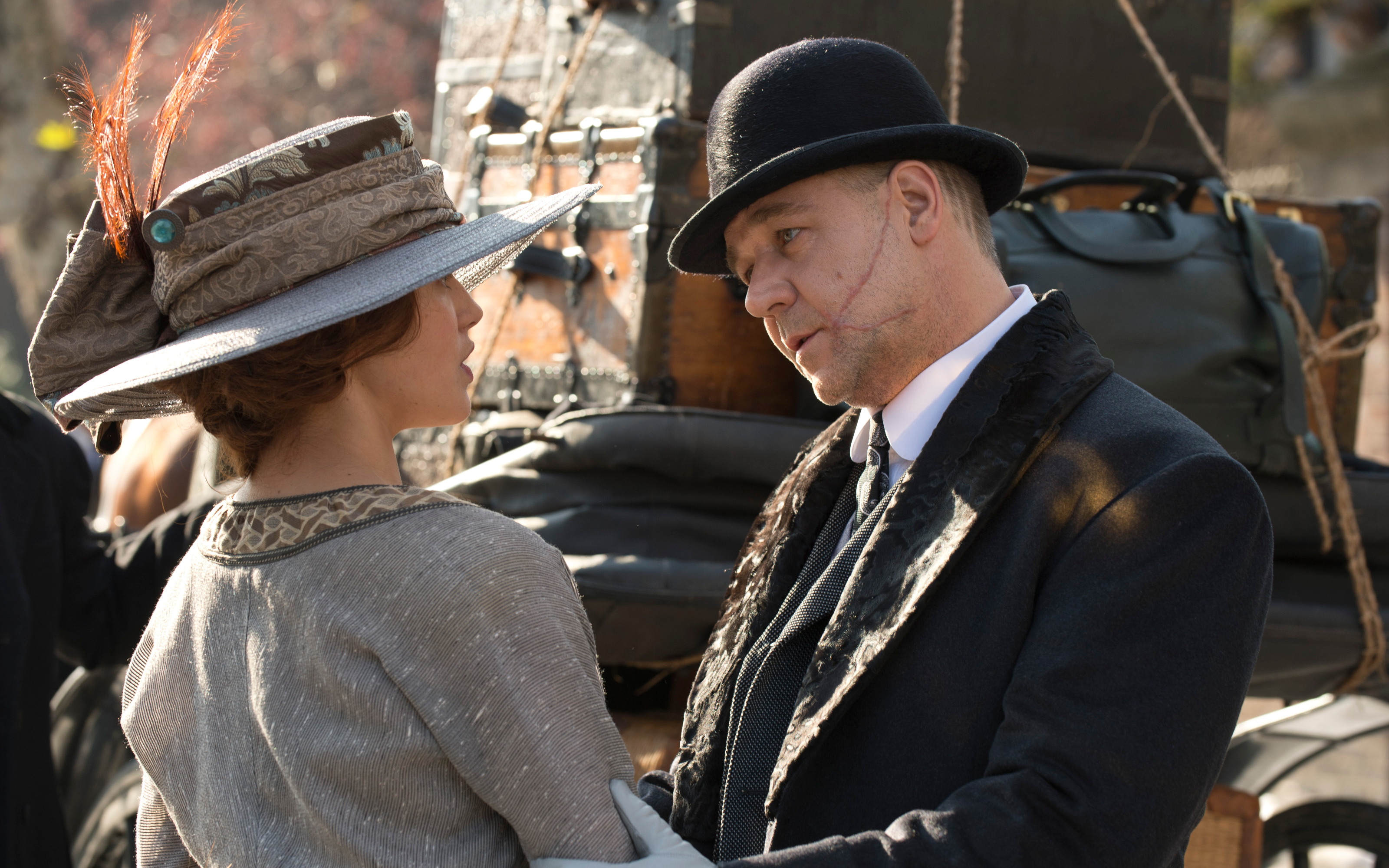 Russell Crowe and woman in hats HD Wallpaper