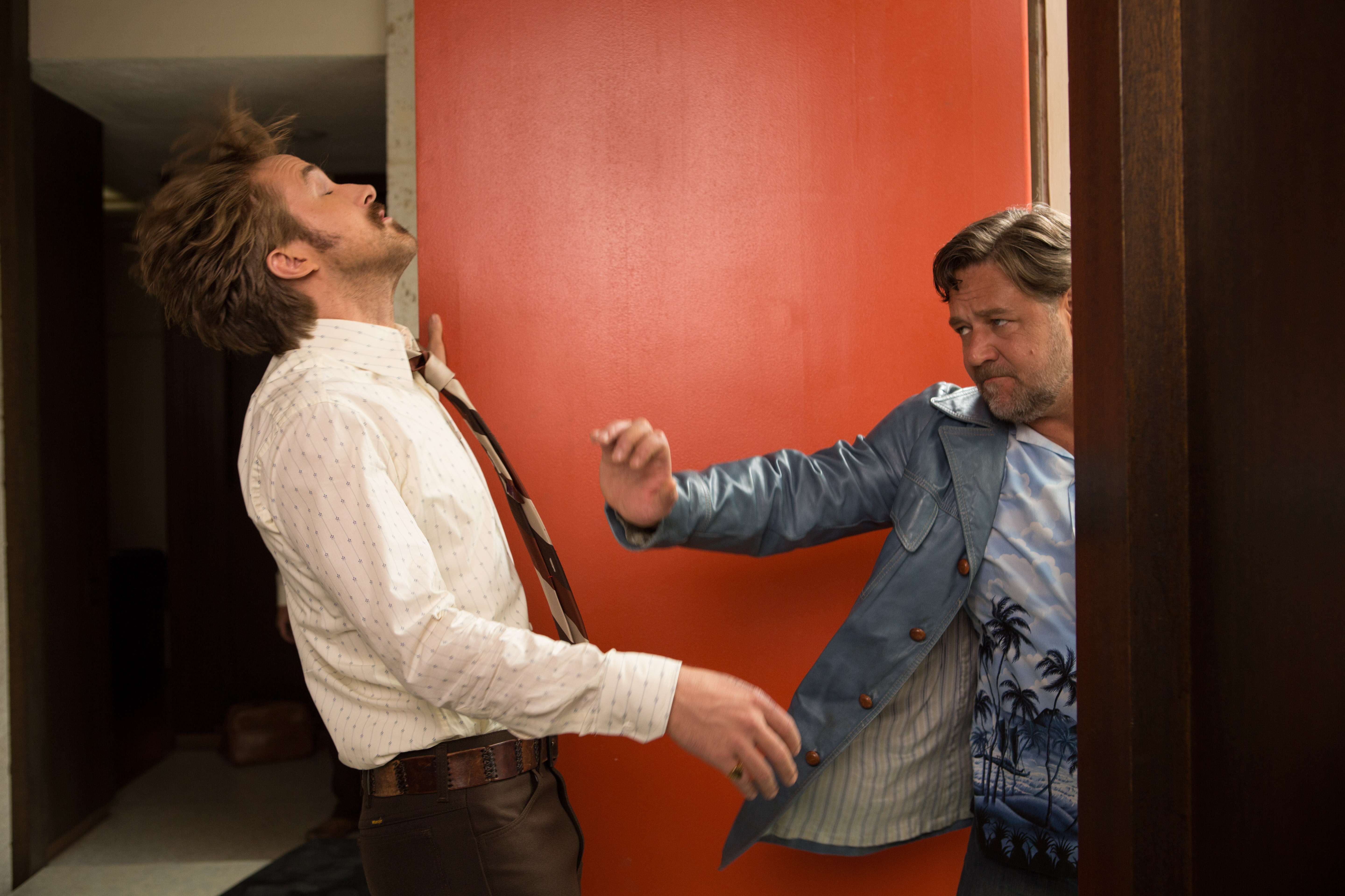 Russell Crowe and Ryan Gosling in a fight HD Wallpaper