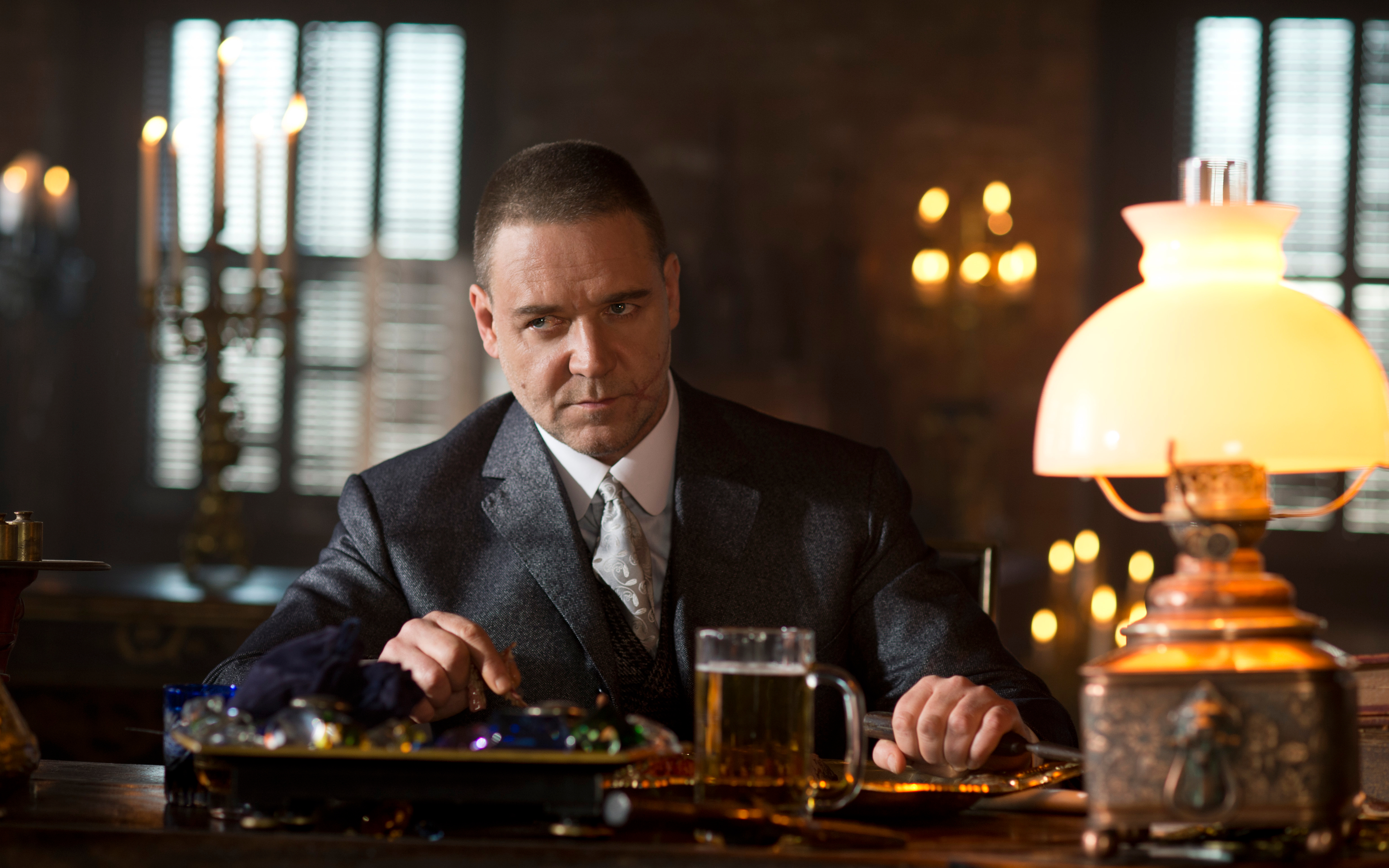 Russell Crowe in a suit at a desk HD Wallpaper