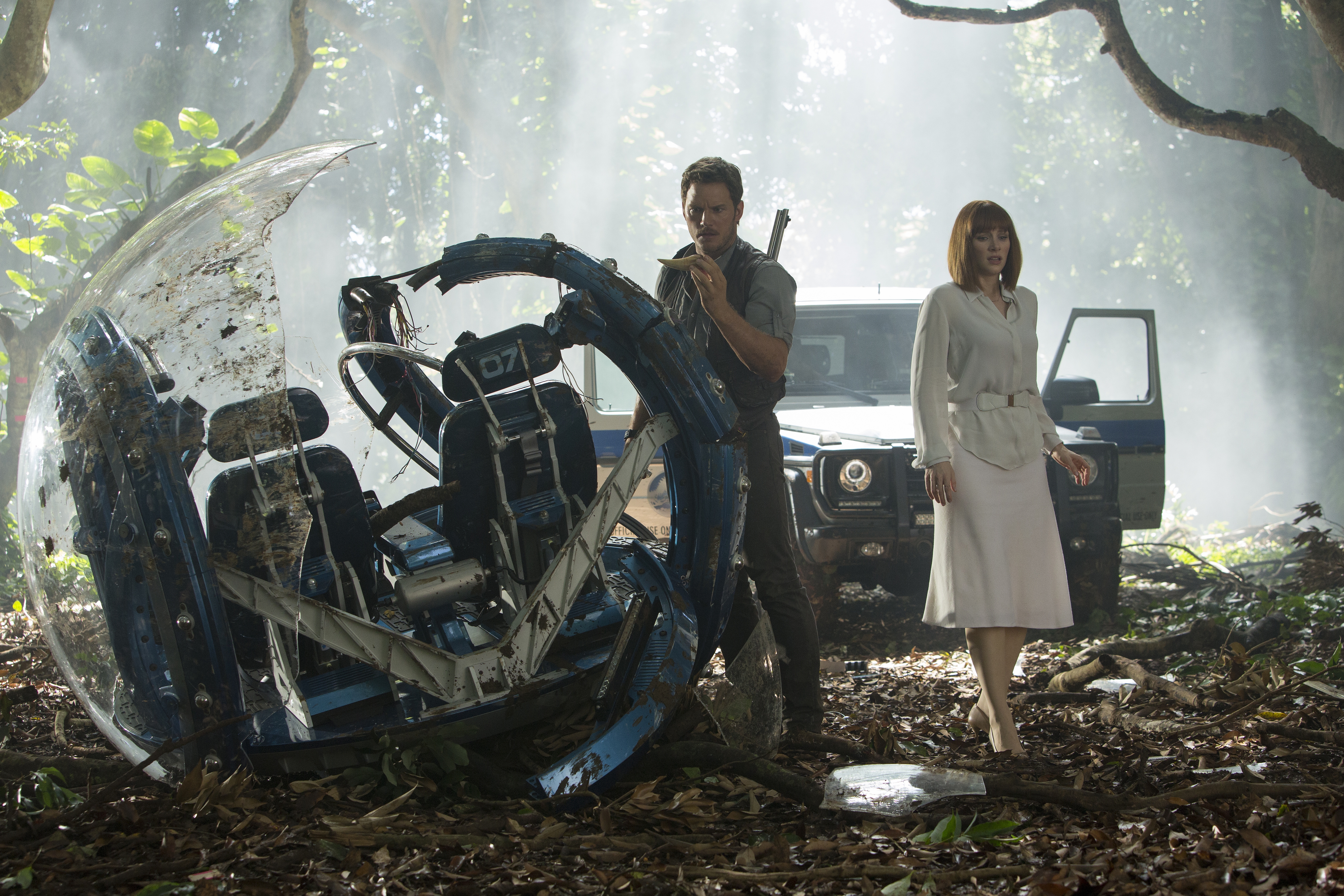 Bryce Dallas Howard and Chris Pratt in Jurassic World HD Wallpaper