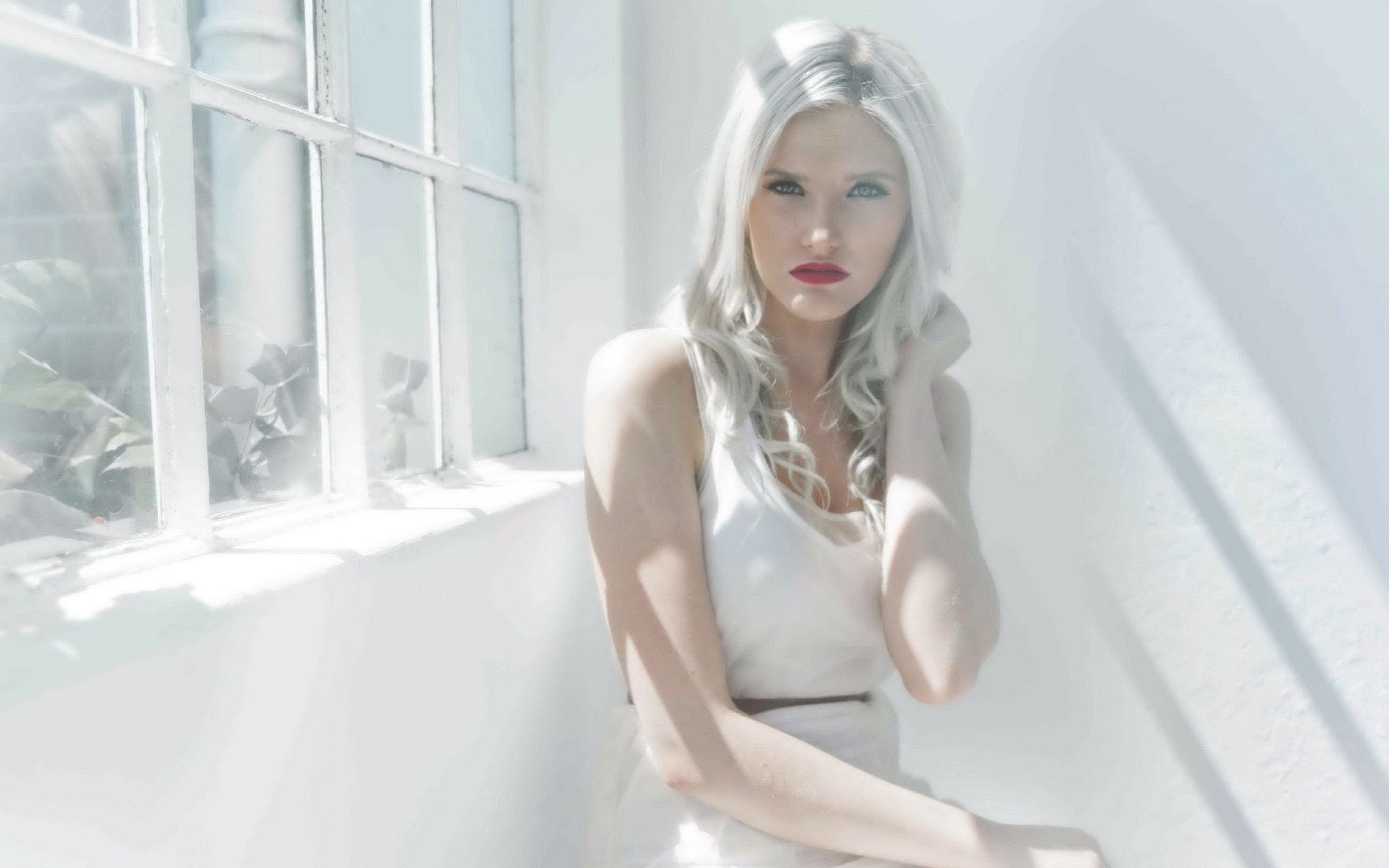 Woman with blonde hair and red lipstick HD Wallpaper